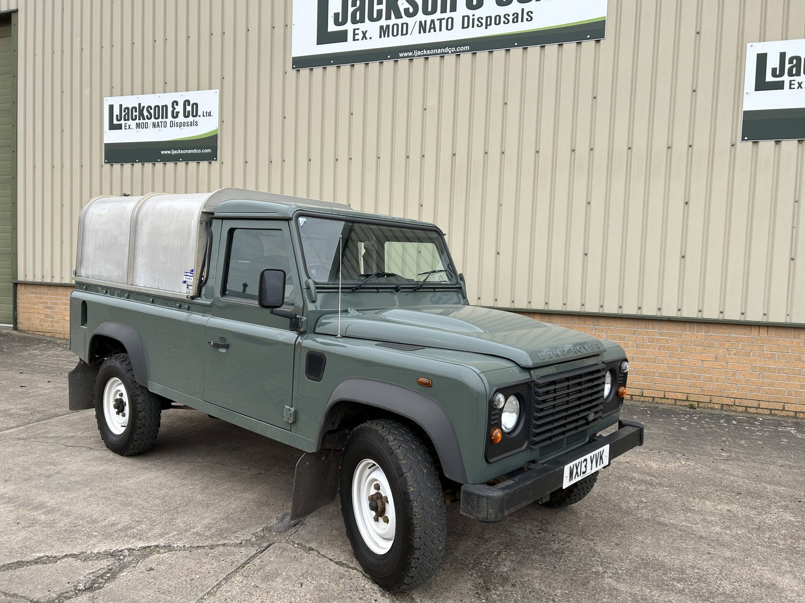 Land Rover Defender 110 Pickup