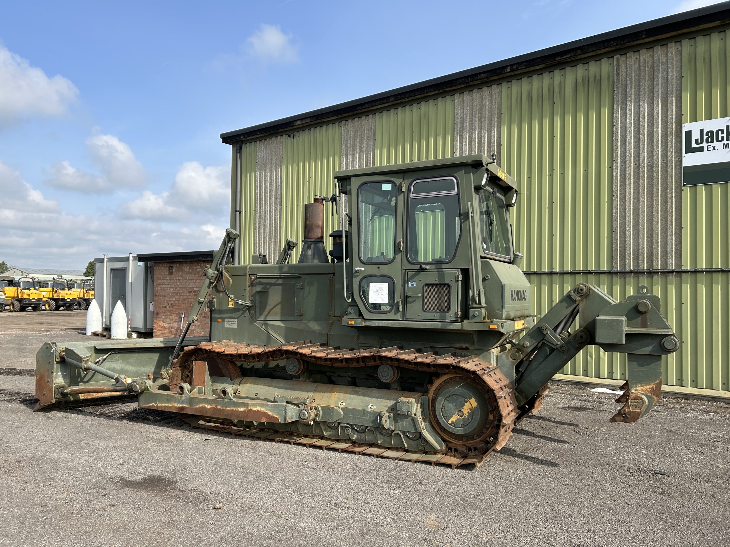 Hanomag D680E Dozer with Ripper