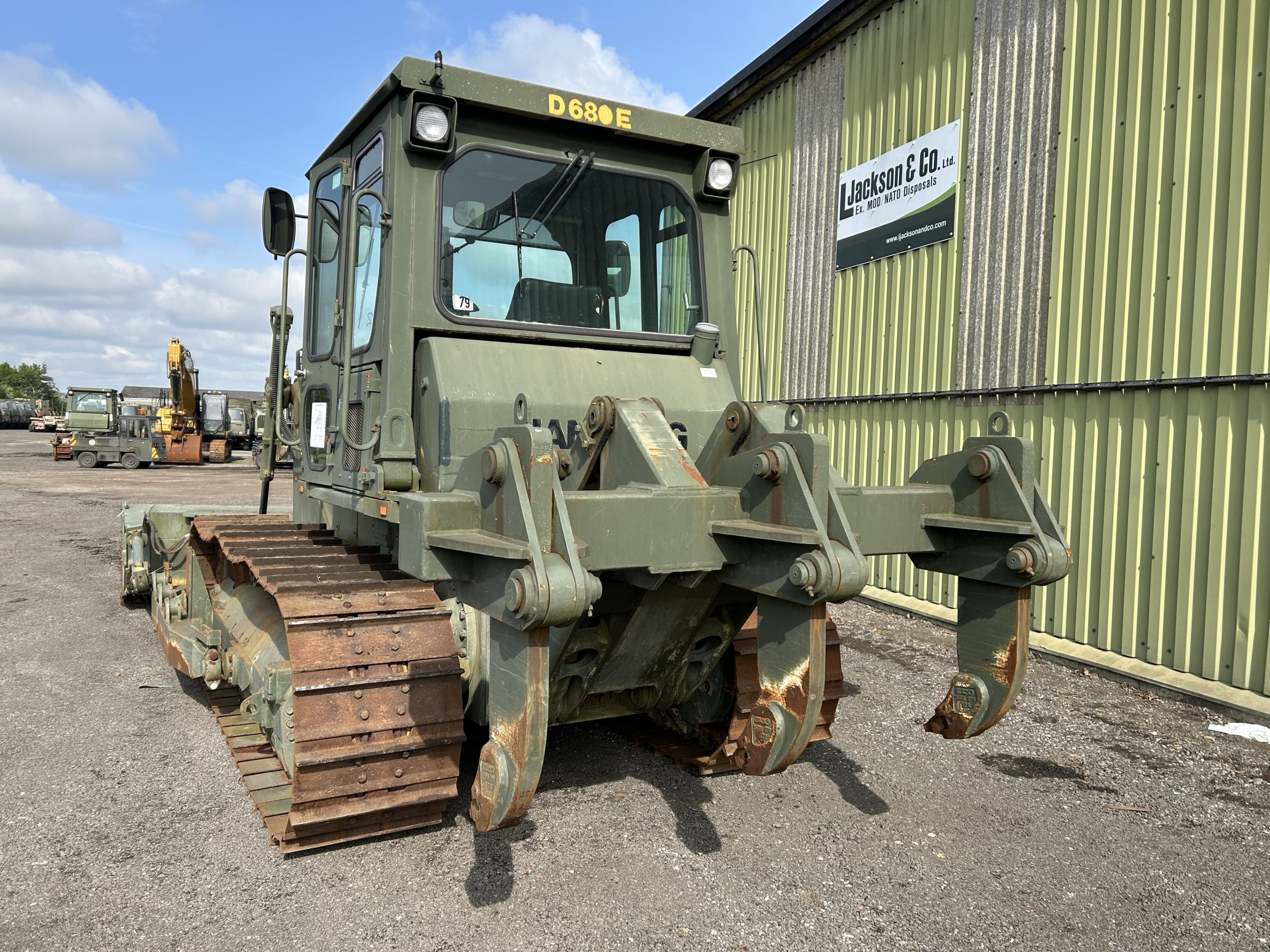 Hanomag D680E Dozer with Ripper