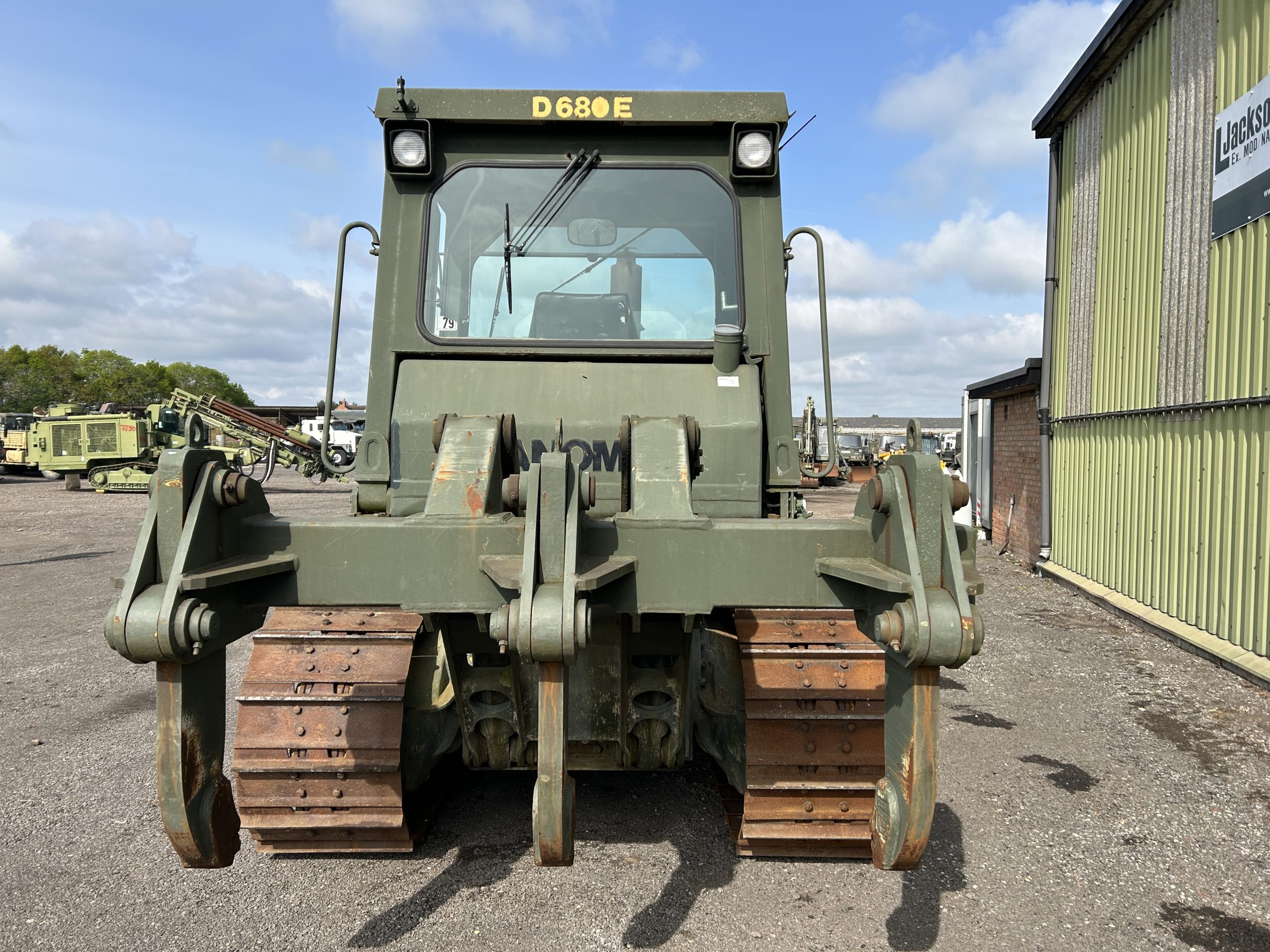 Hanomag D680E Dozer with Ripper