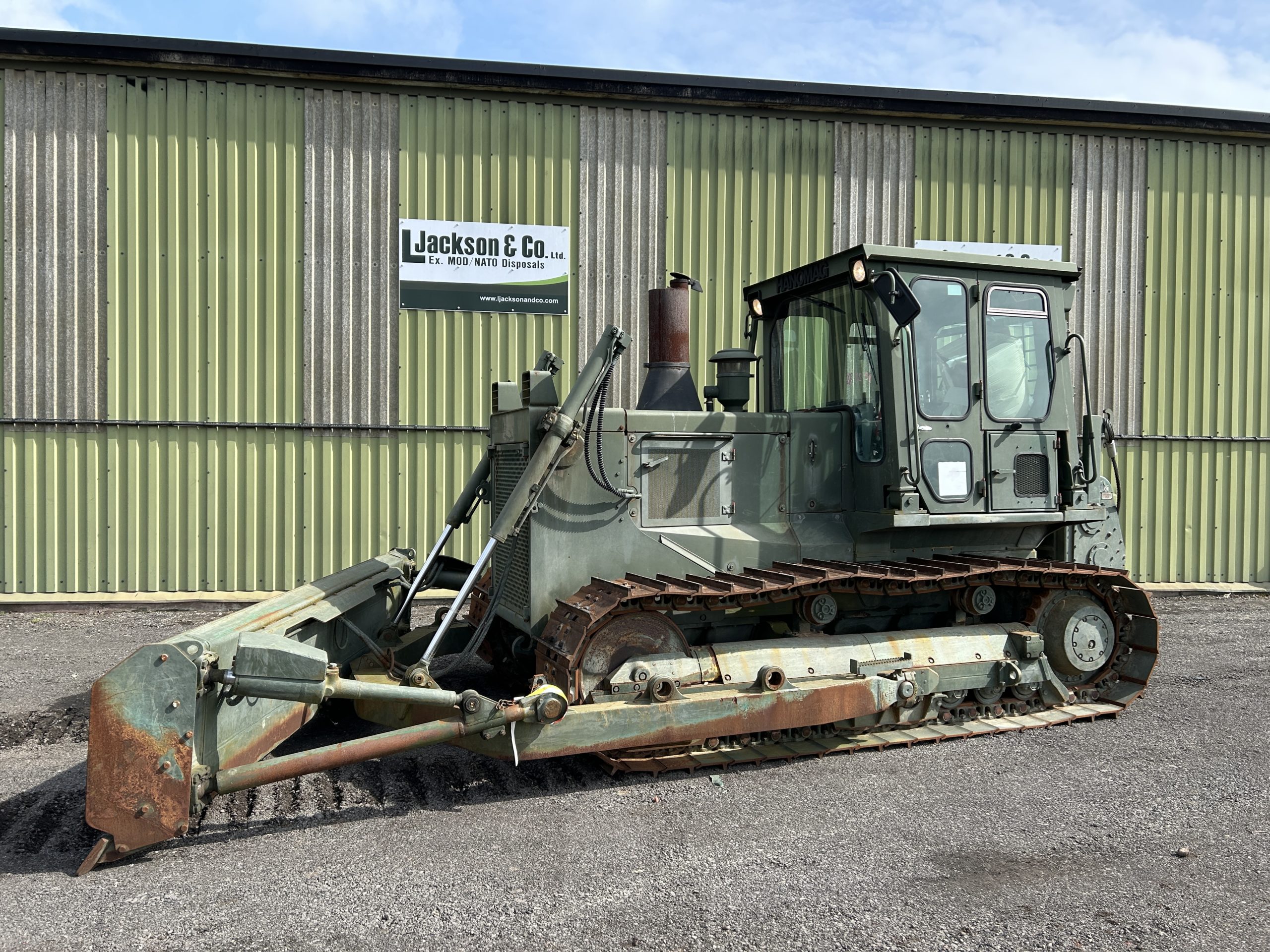 Hanomag D680E Dozer with Winch