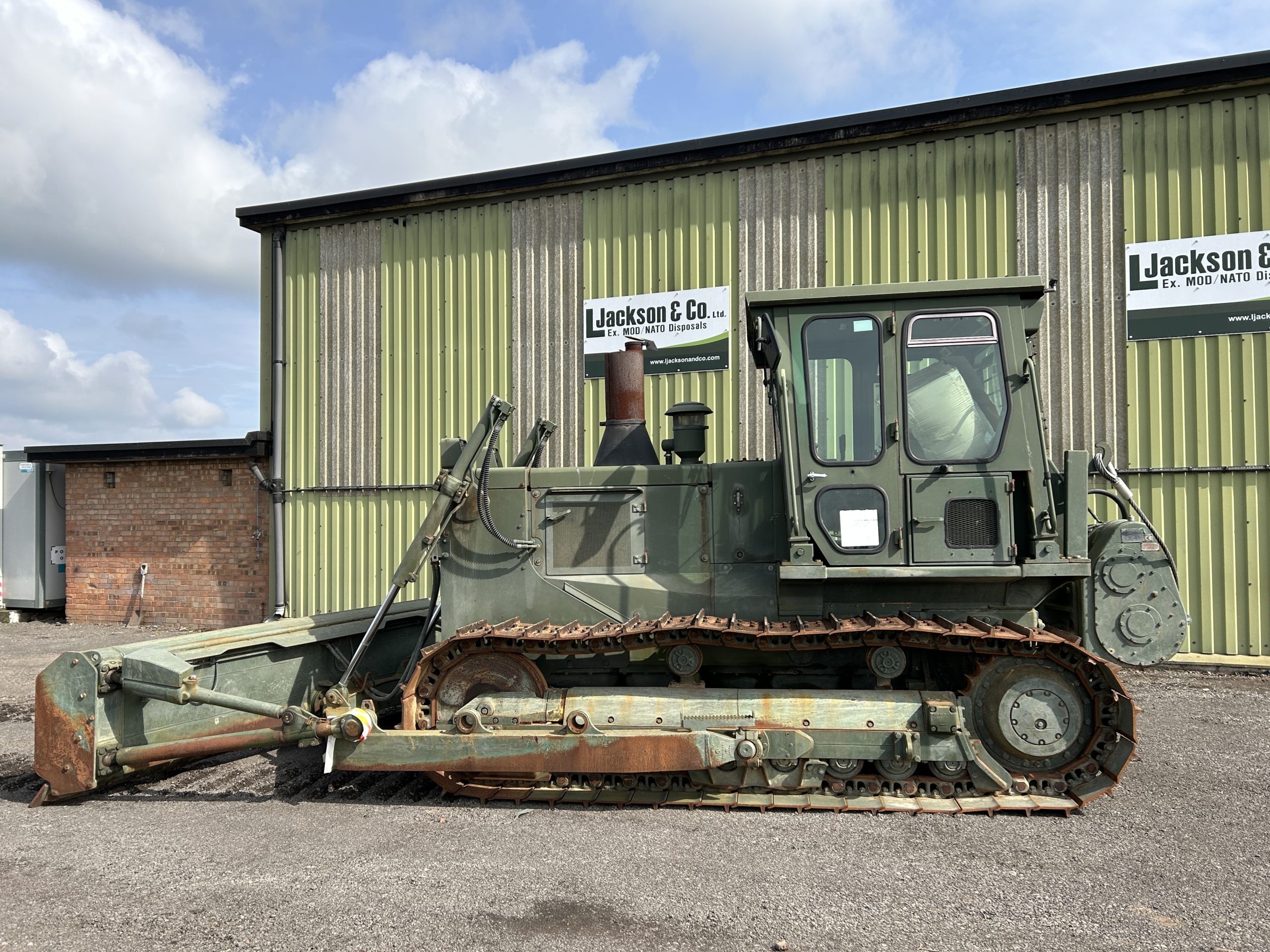 Hanomag D680E Dozer with Winch