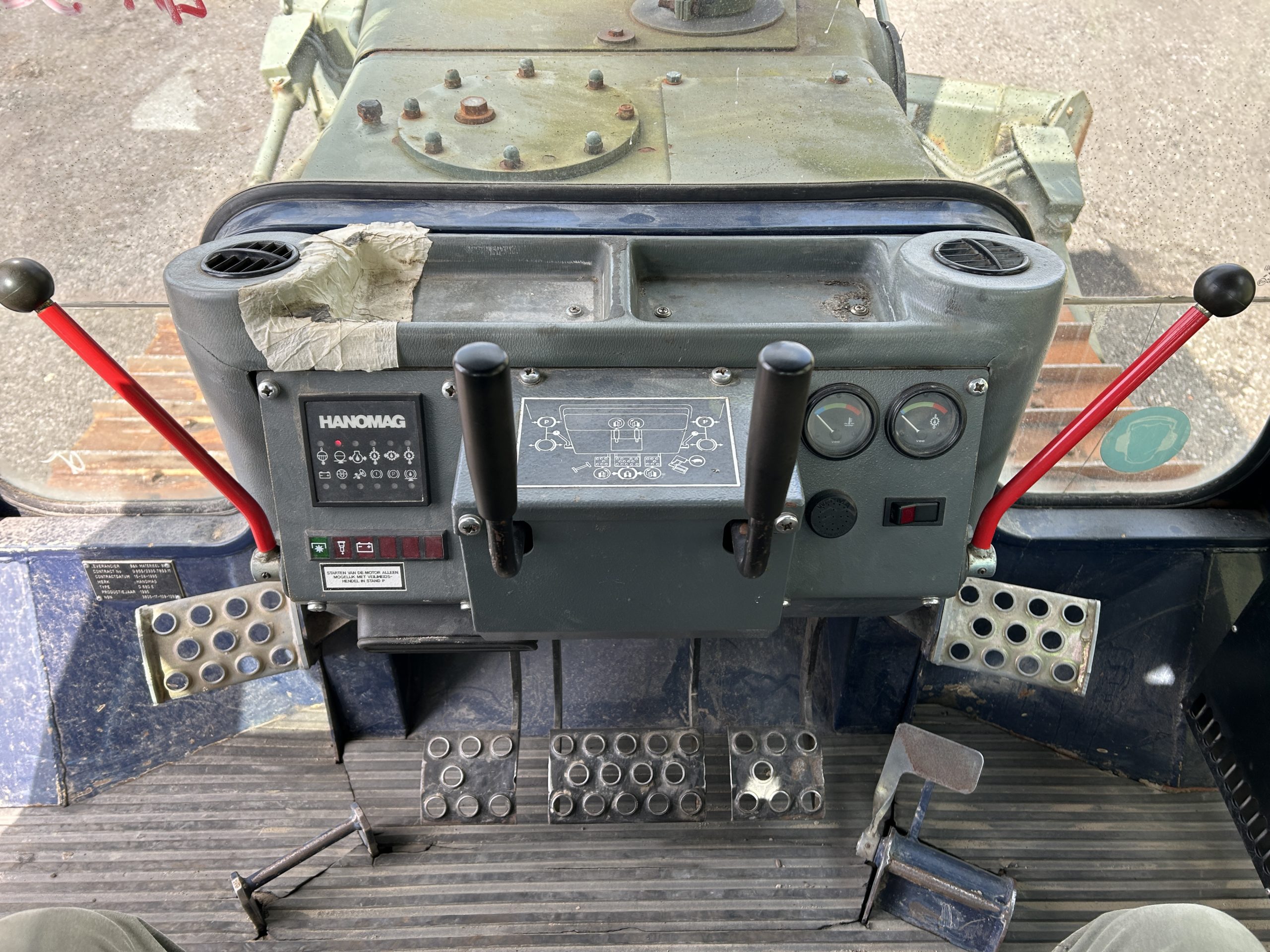 Hanomag D680E Dozer with Winch