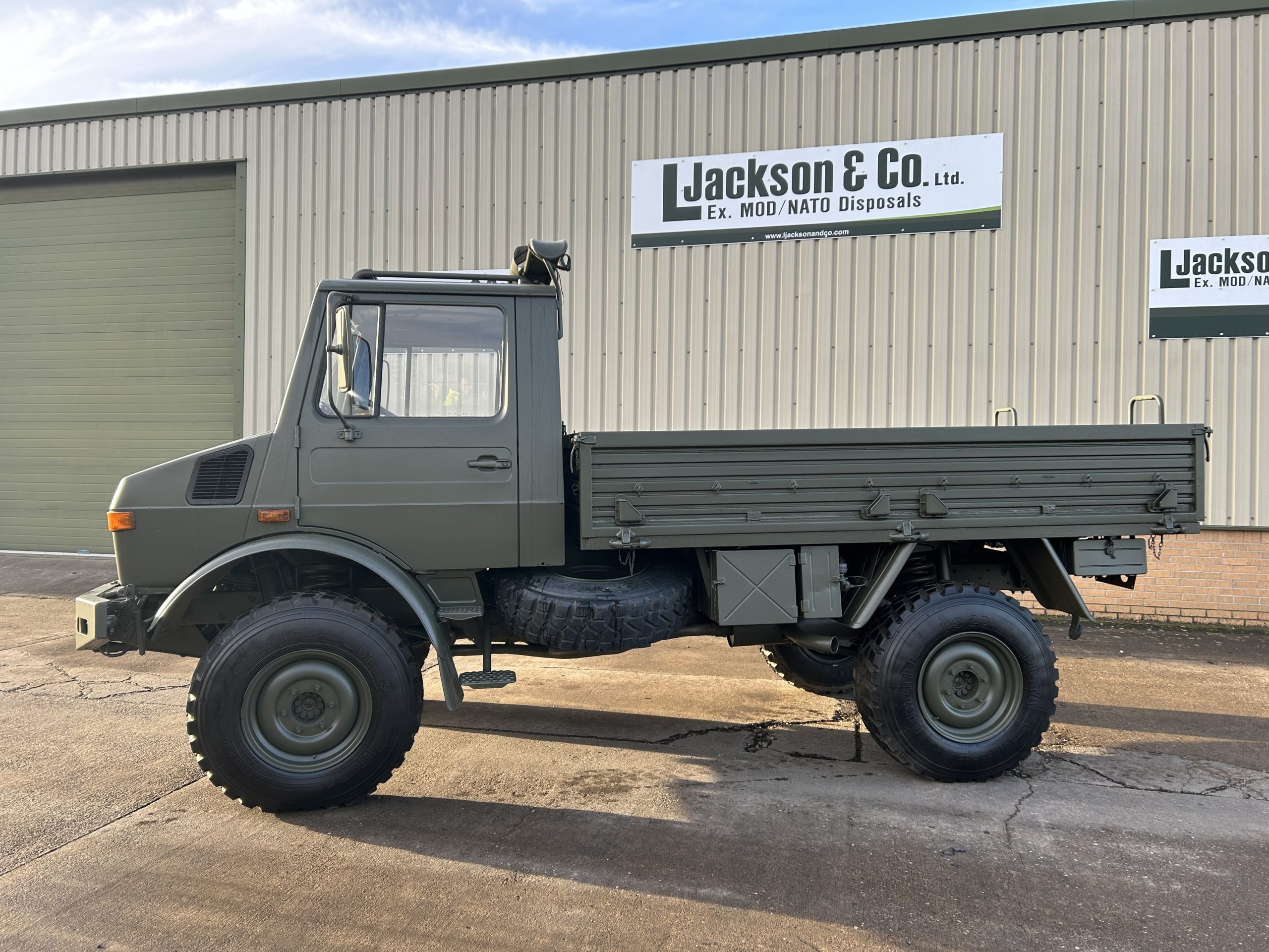 Mercedes Unimog U1300L 4×4 Drop Side Cargo Truck