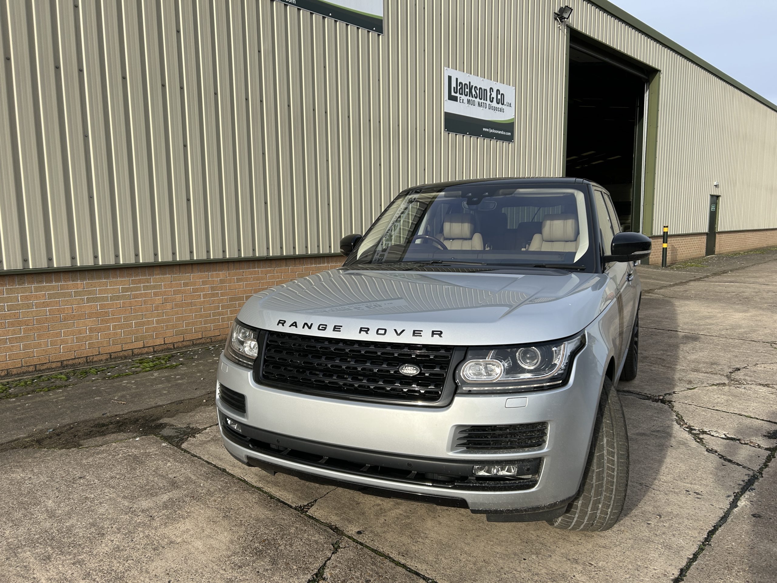 Unused Range Rover Vogue SE 5.0L V8