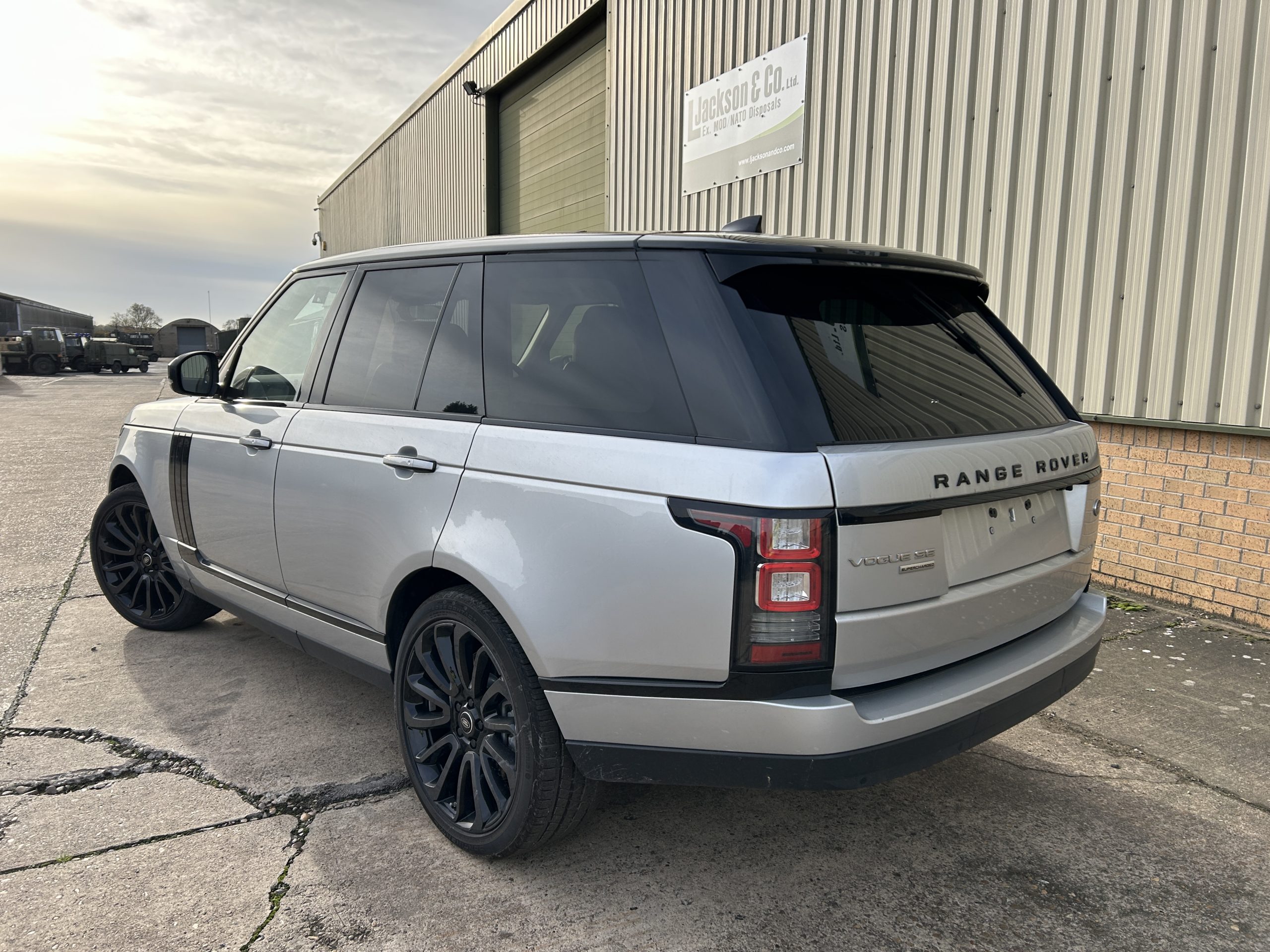 Unused Range Rover Vogue SE 5.0L V8
