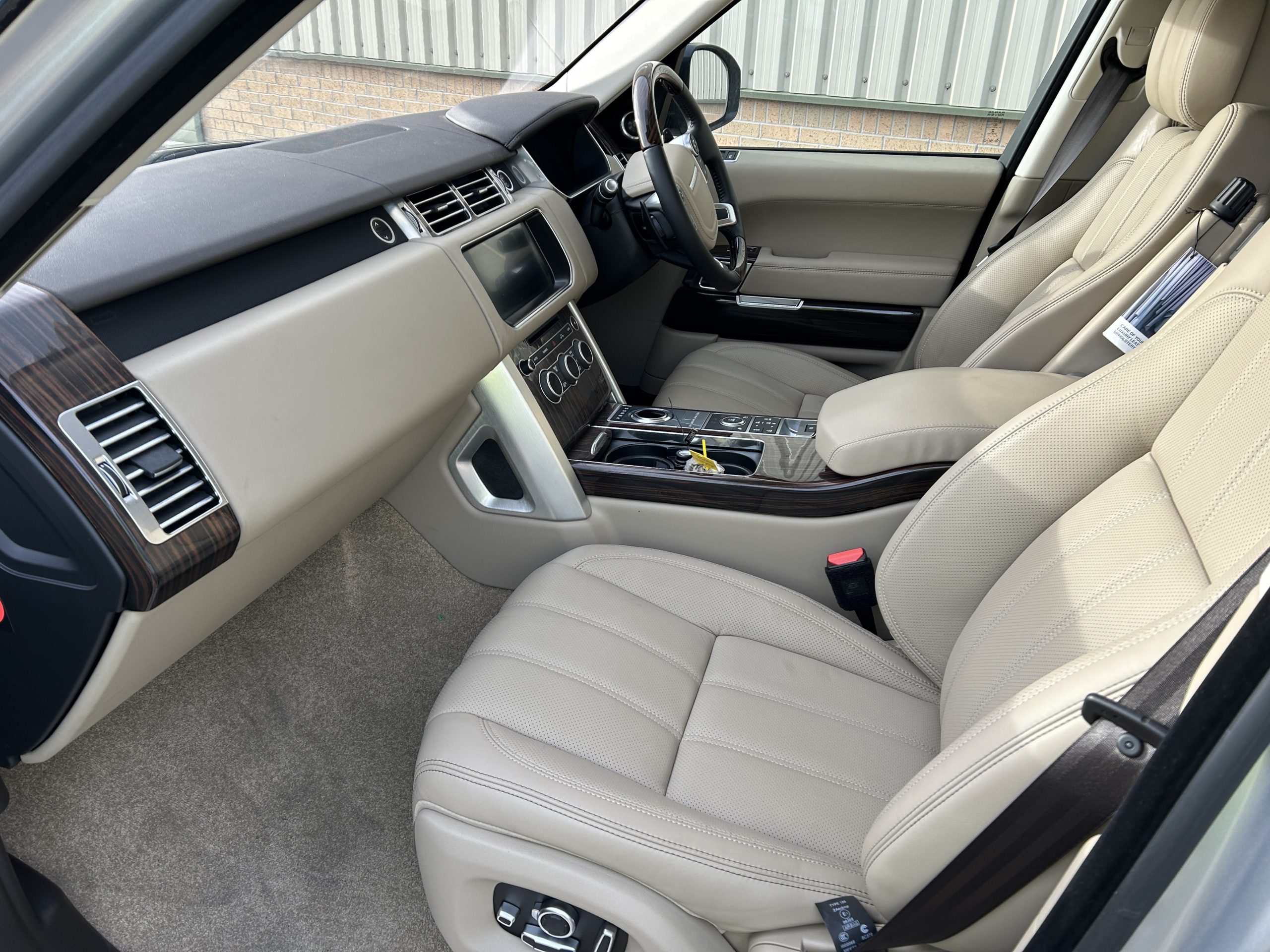 Unused Range Rover Vogue SE 5.0L V8