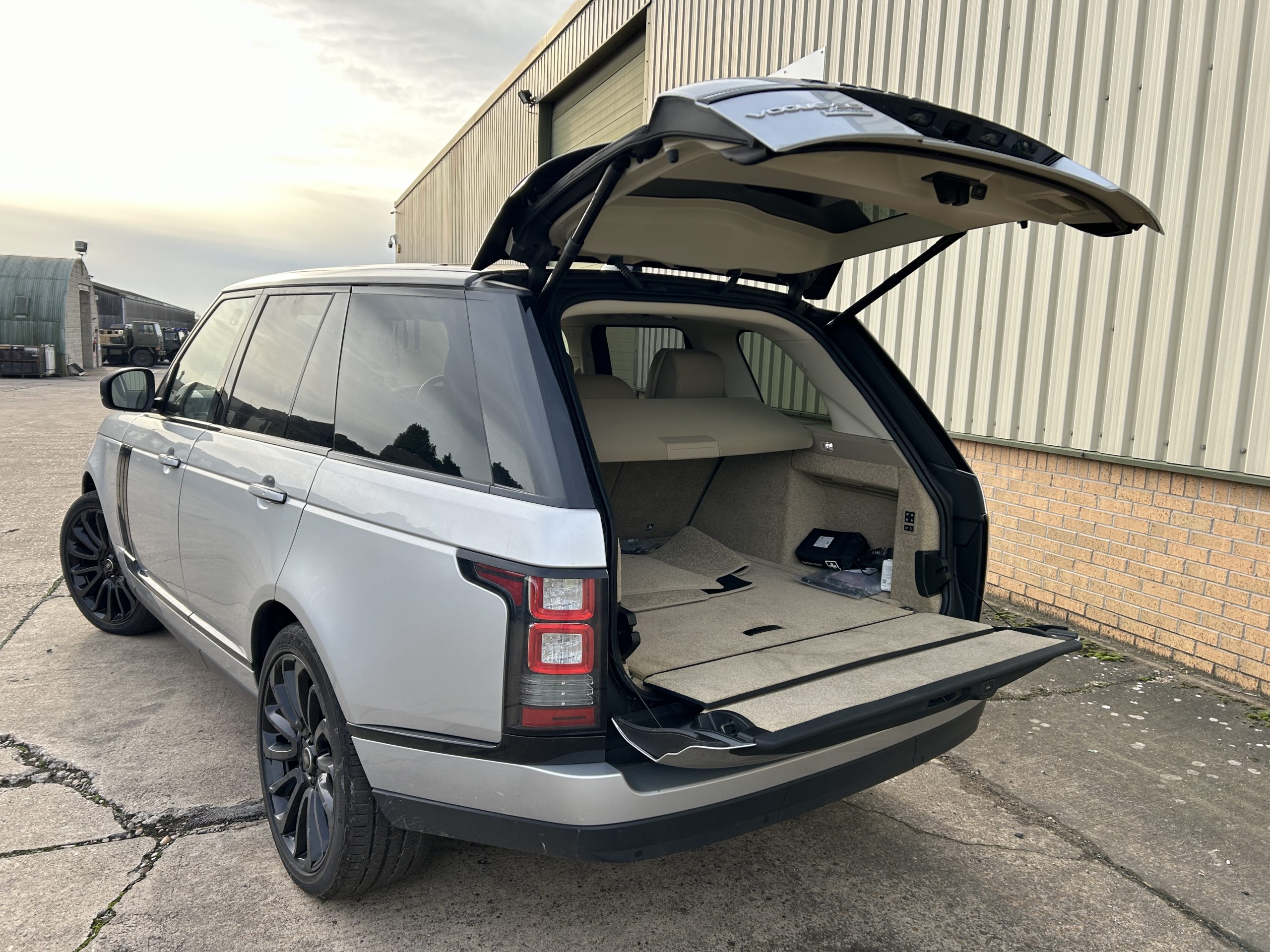Unused Range Rover Vogue SE 5.0L V8