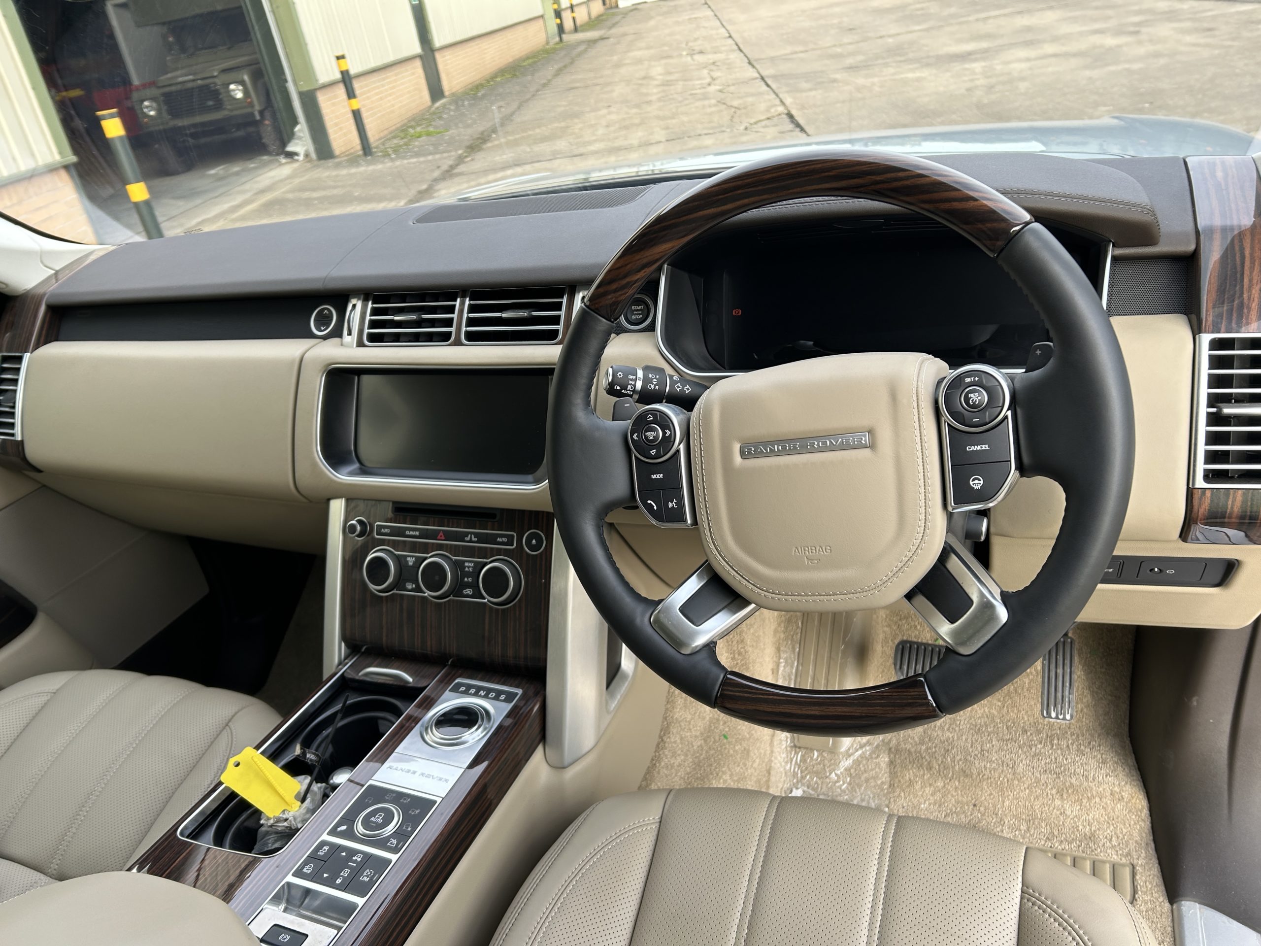 Unused Range Rover Vogue SE 5.0L V8