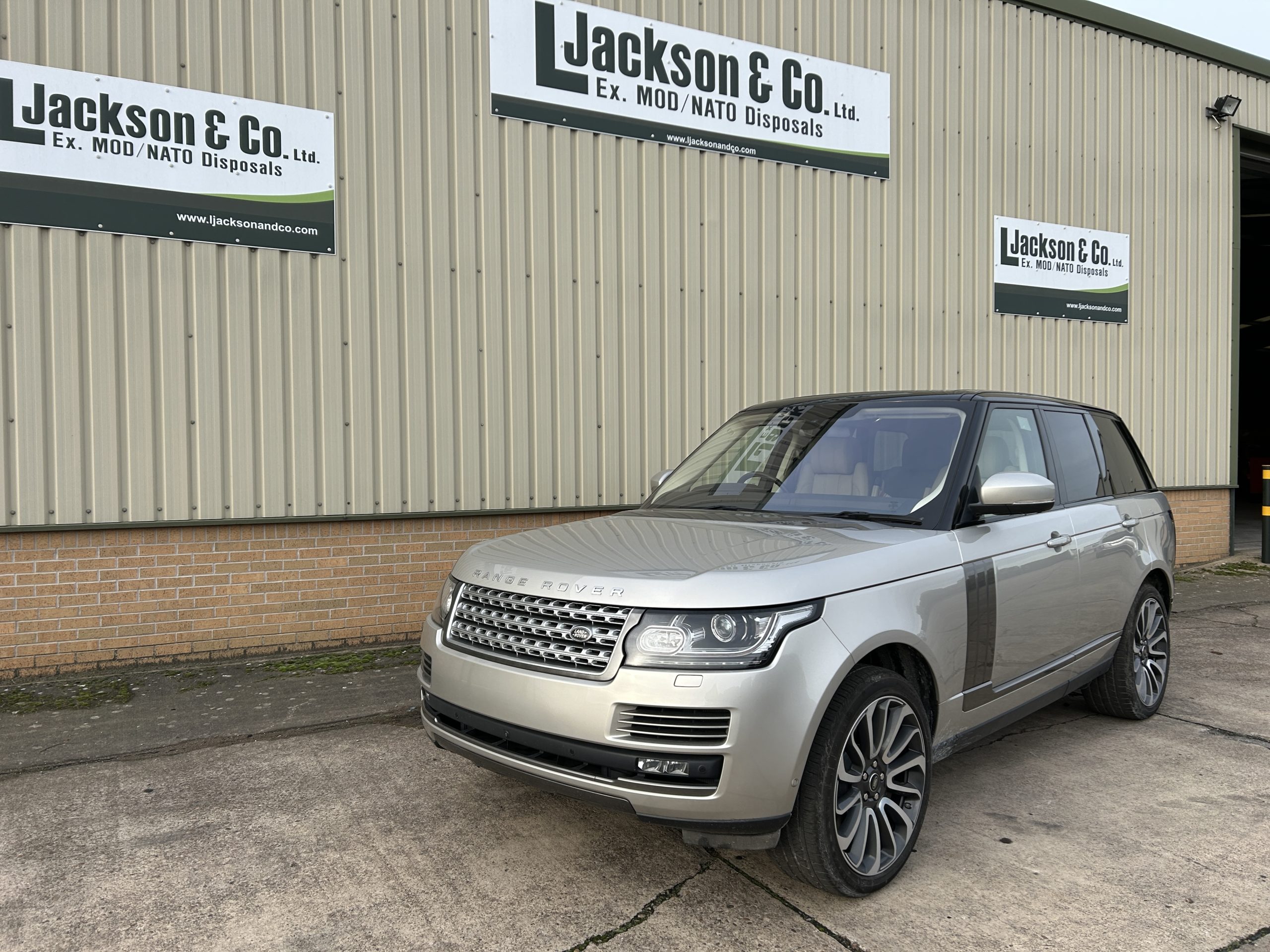 Unused Range Rover Vogue SE 5.0L V8