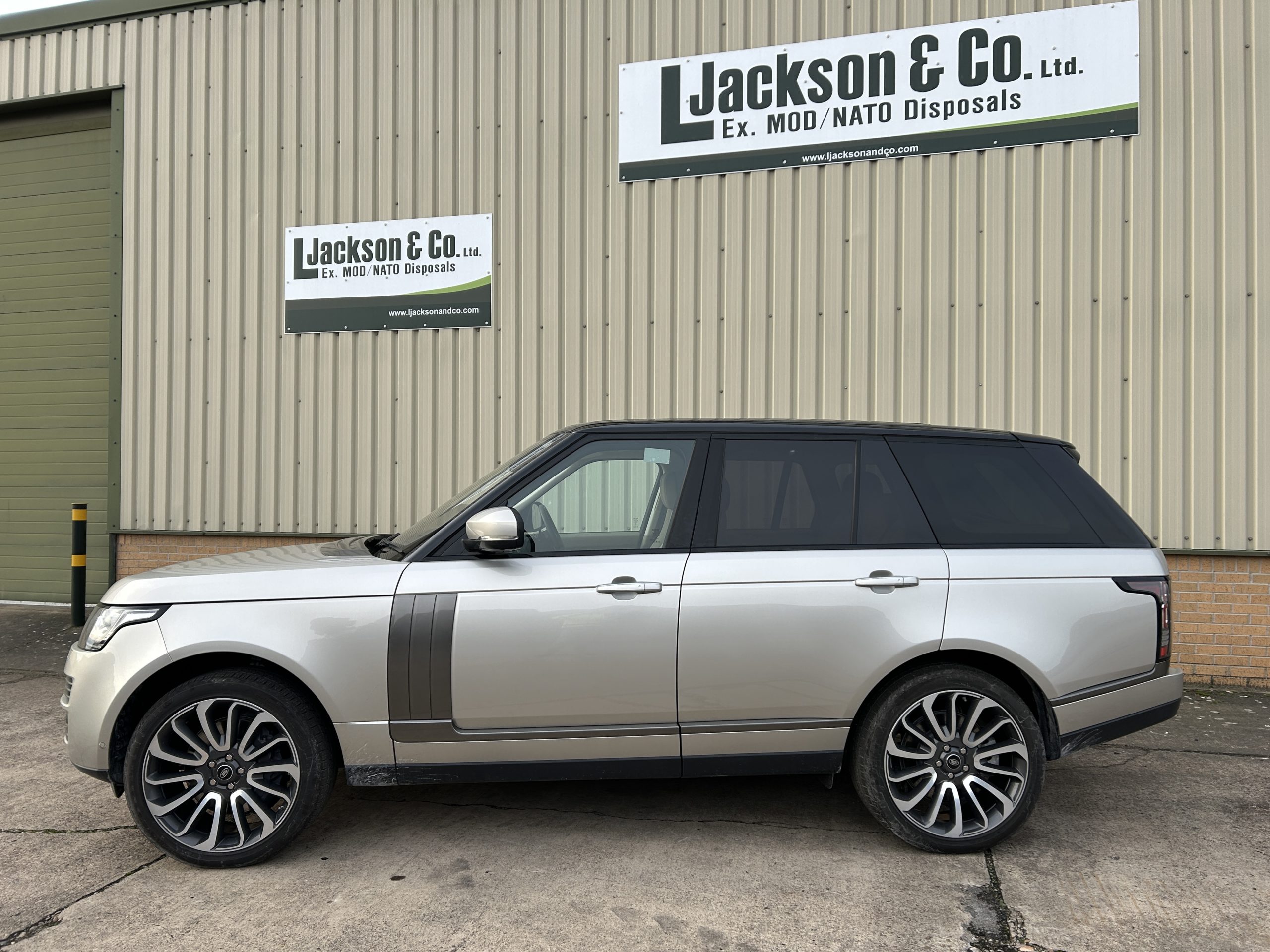 Unused Range Rover Vogue SE 5.0L V8