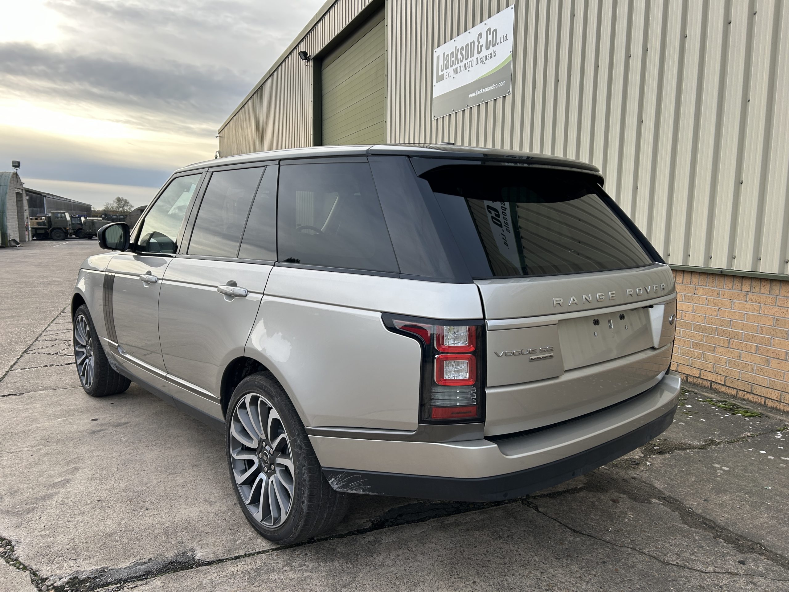 Unused Range Rover Vogue SE 5.0L V8
