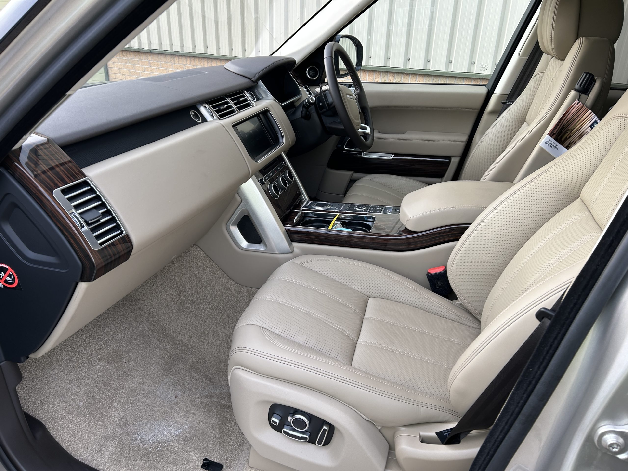 Unused Range Rover Vogue SE 5.0L V8