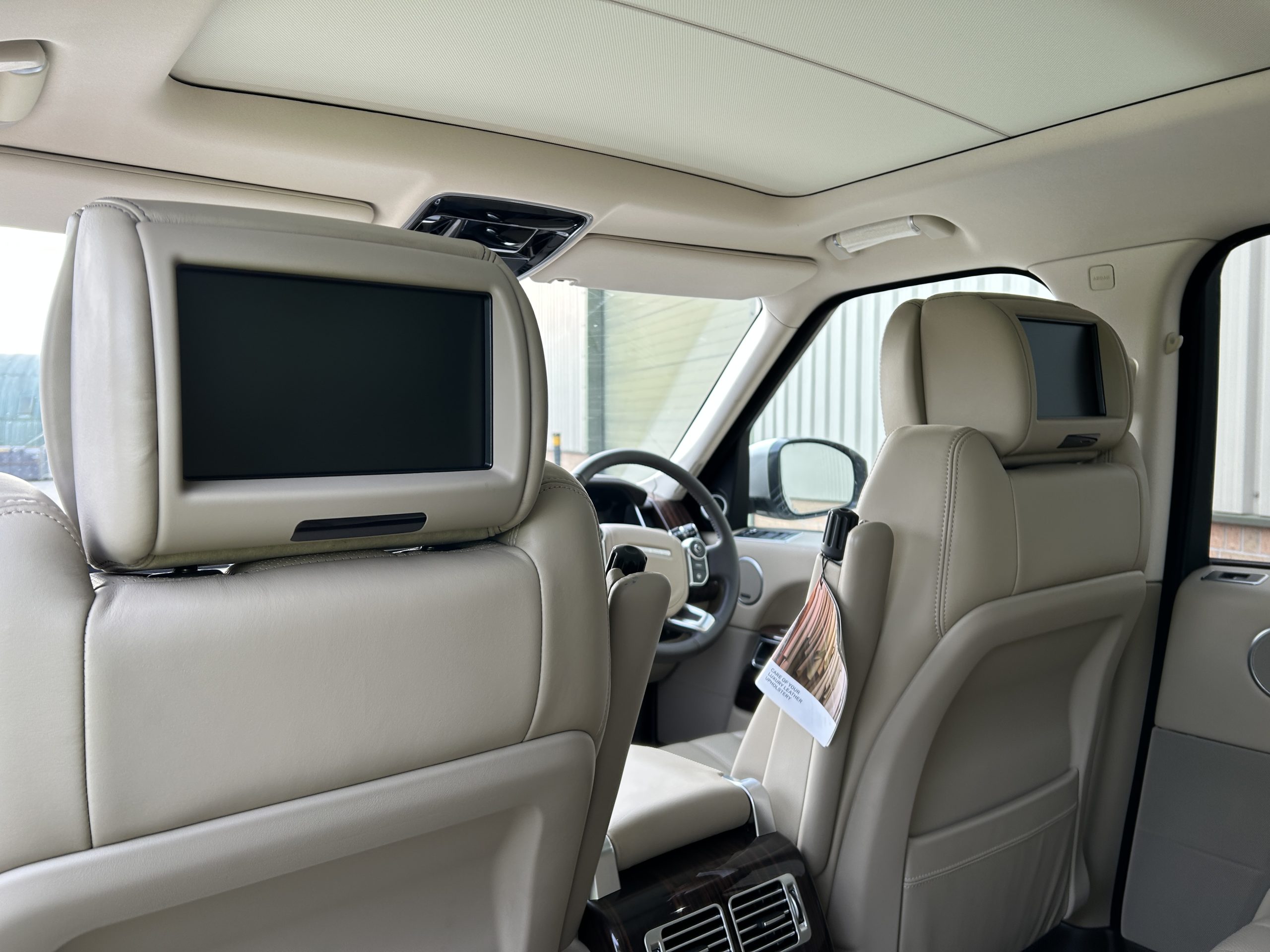 Unused Range Rover Vogue SE 5.0L V8