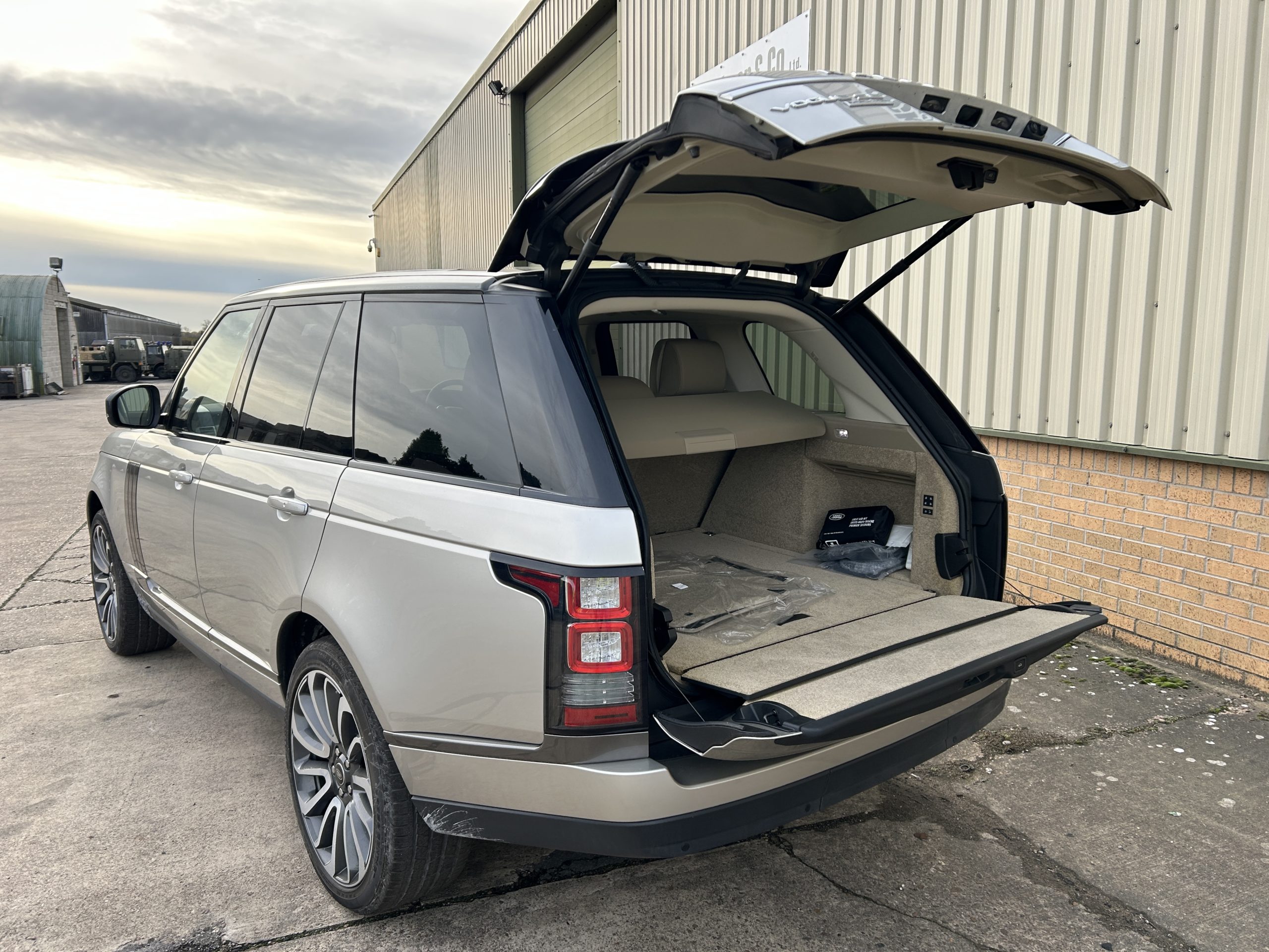 Unused Range Rover Vogue SE 5.0L V8
