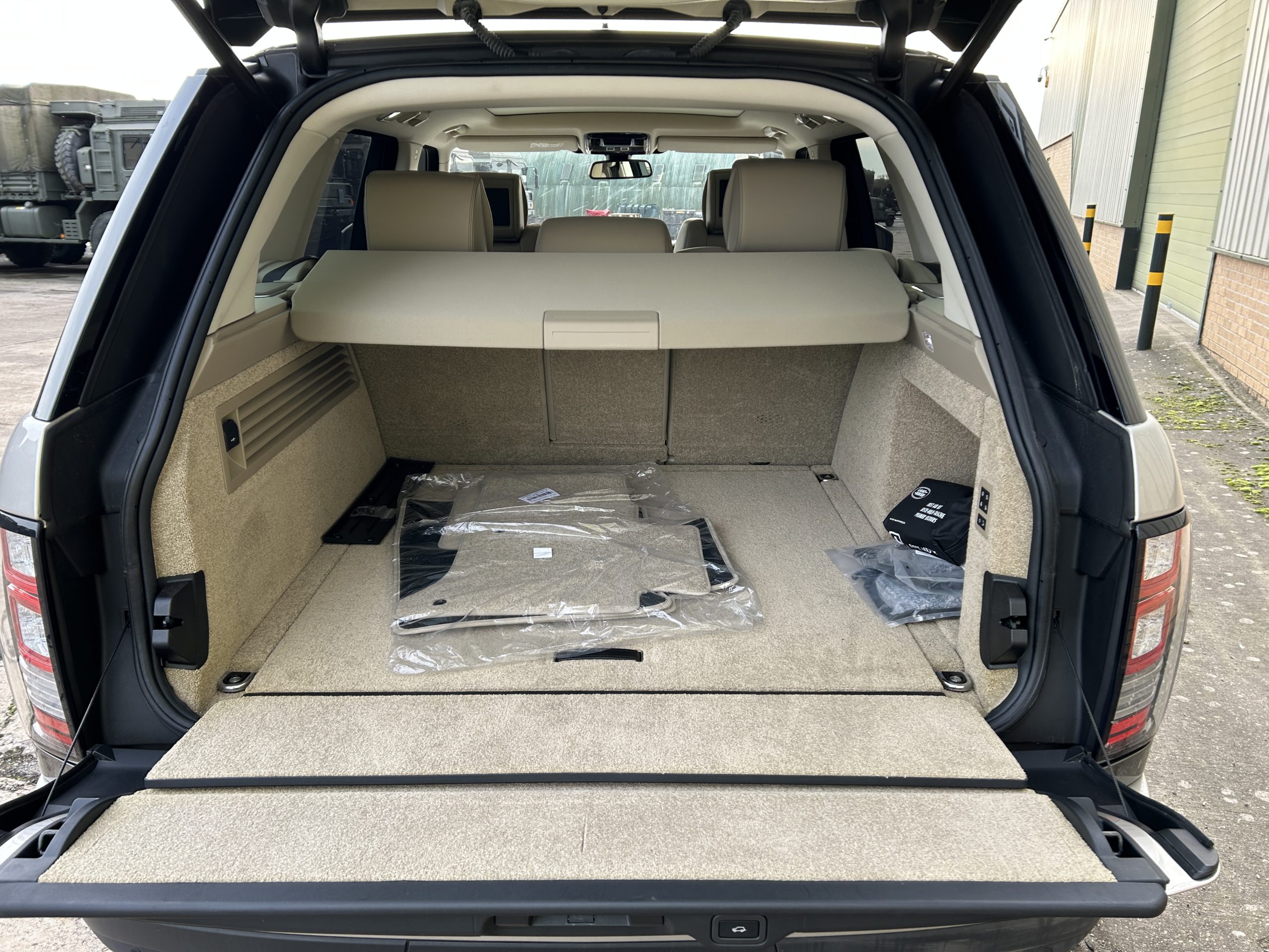 Unused Range Rover Vogue SE 5.0L V8