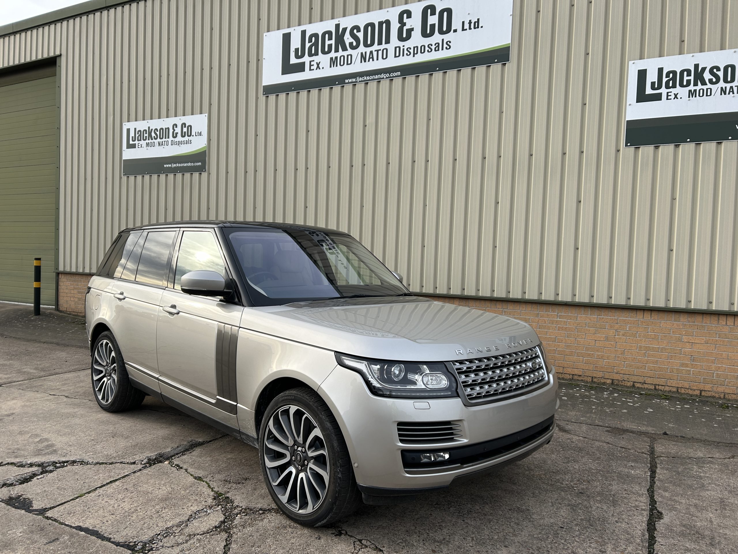 Unused Range Rover Vogue SE 5.0L V8