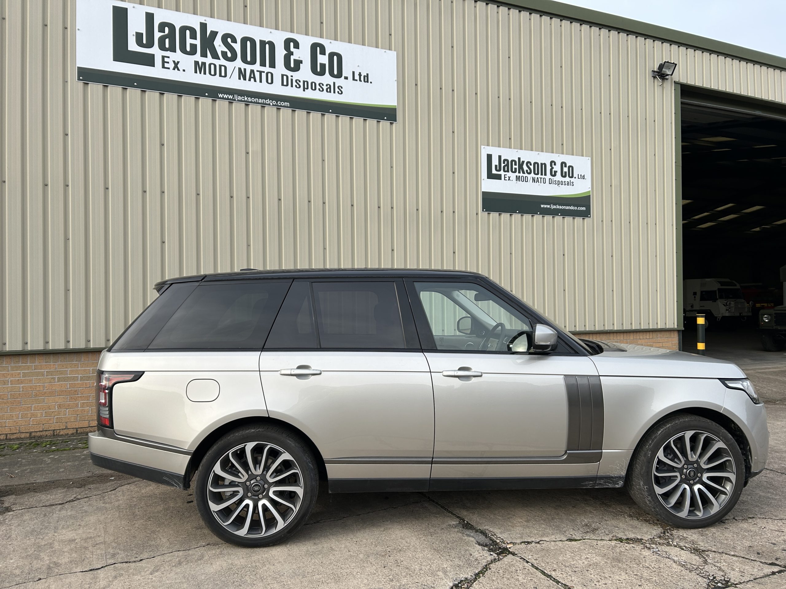 Unused Range Rover Vogue SE 5.0L V8