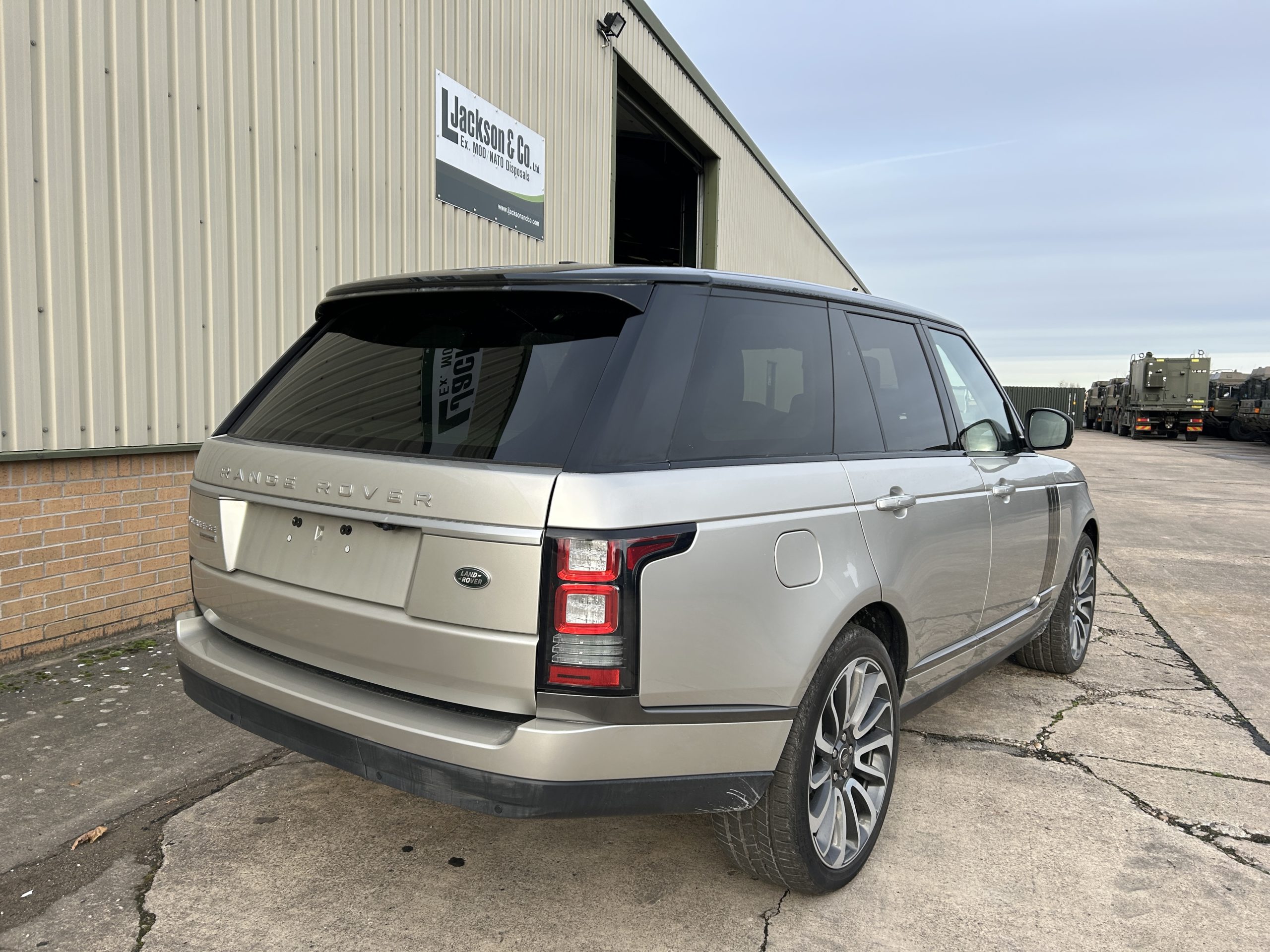 Unused Range Rover Vogue SE 5.0L V8