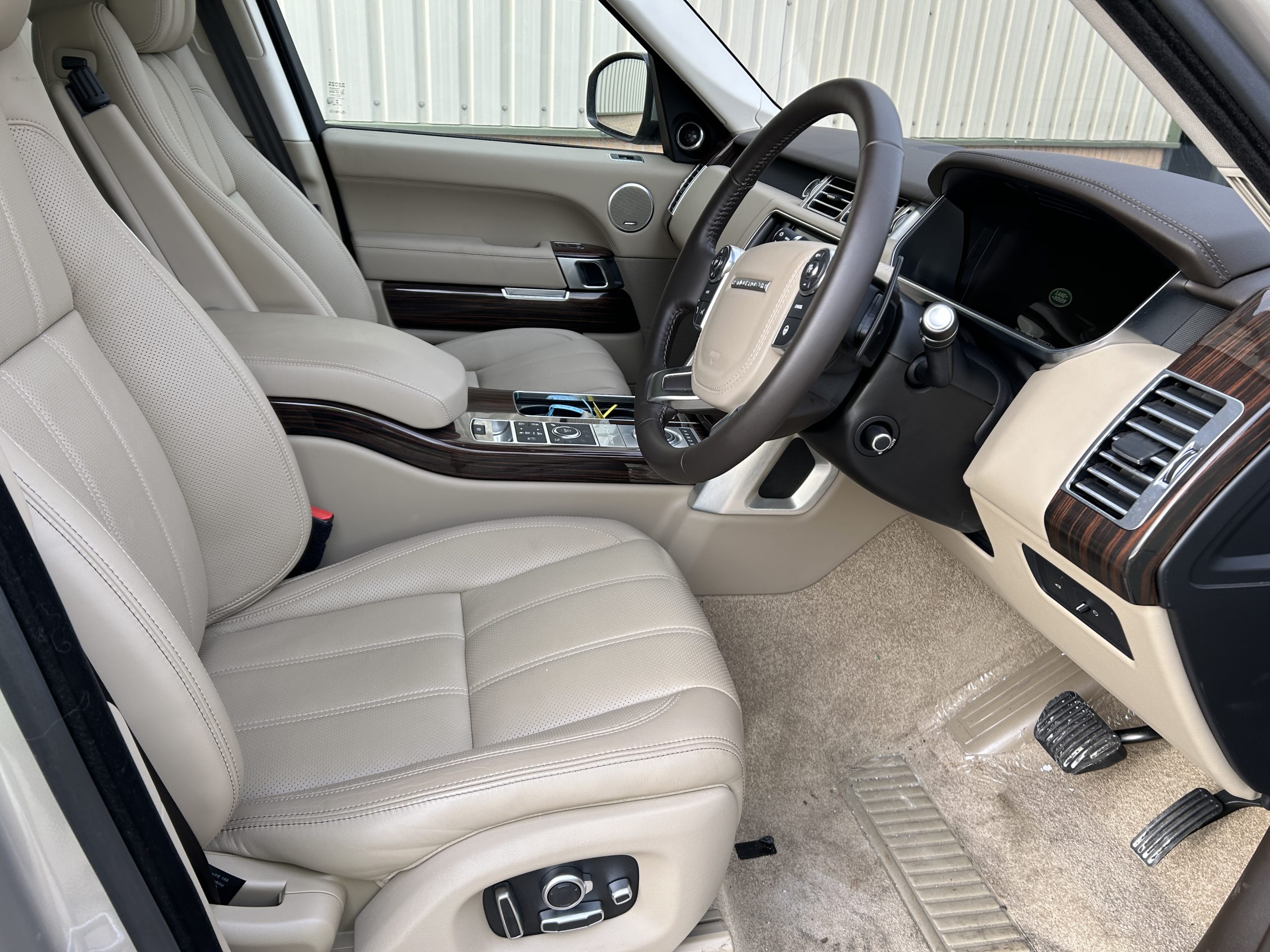 Unused Range Rover Vogue SE 5.0L V8