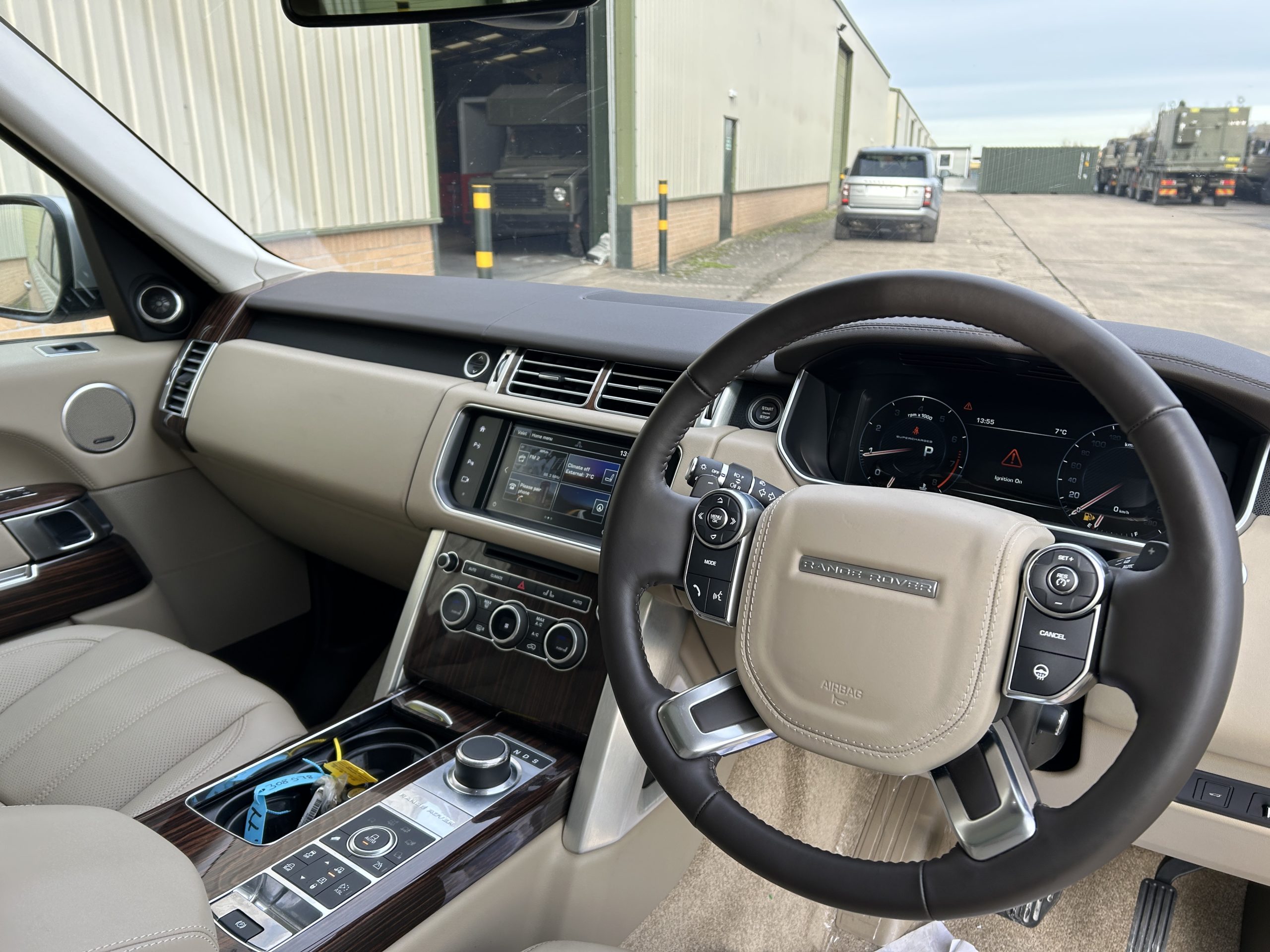 Unused Range Rover Vogue SE 5.0L V8