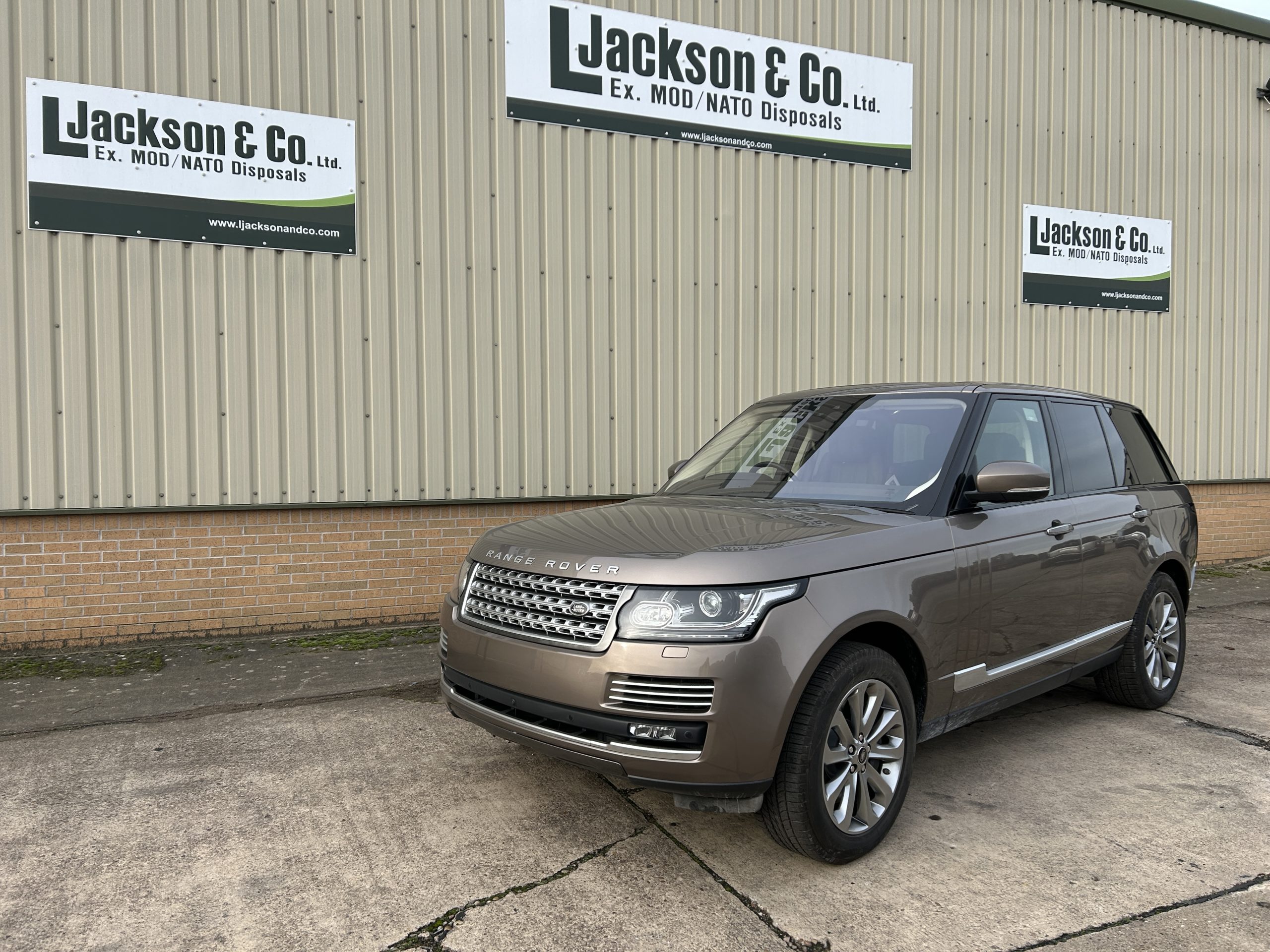 Unused Range Rover Vogue SE 5.0L V8