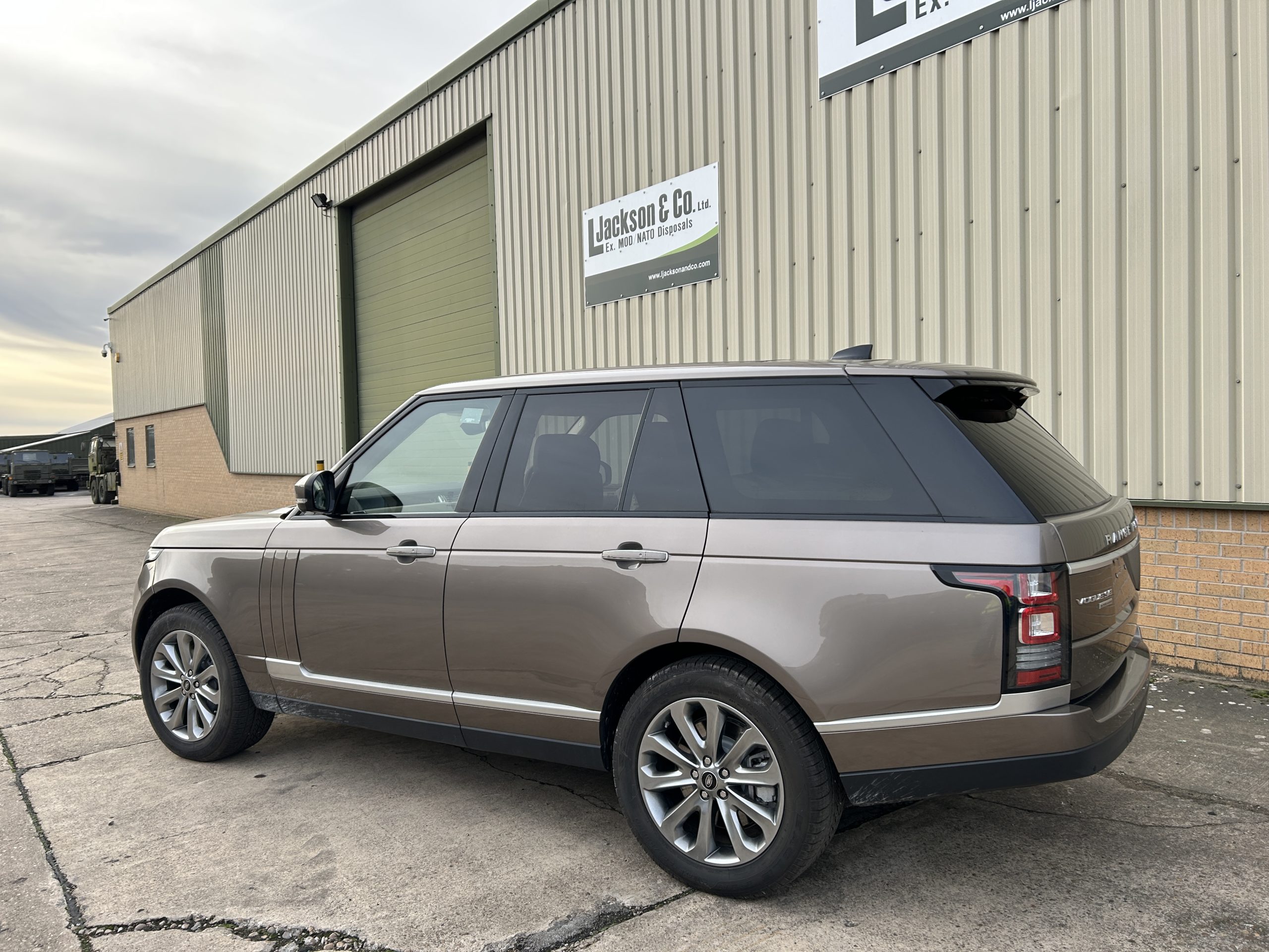 Unused Range Rover Vogue SE 5.0L V8