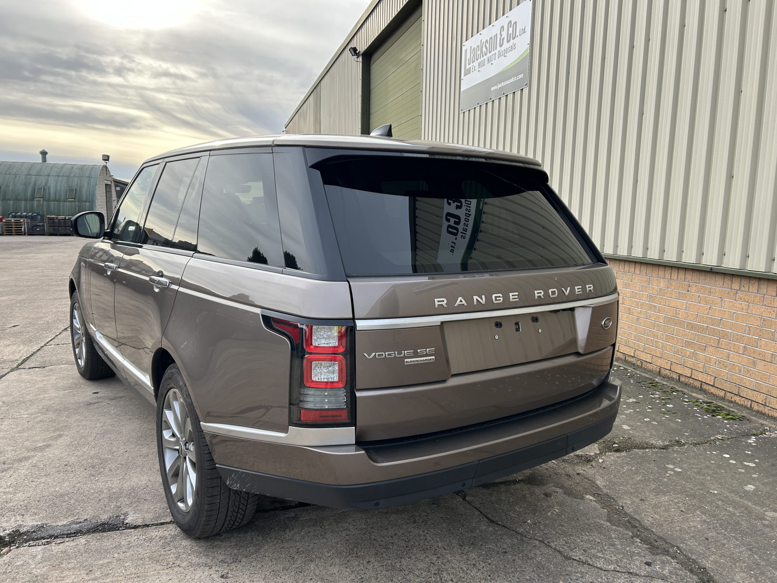 Unused Range Rover Vogue SE 5.0L V8