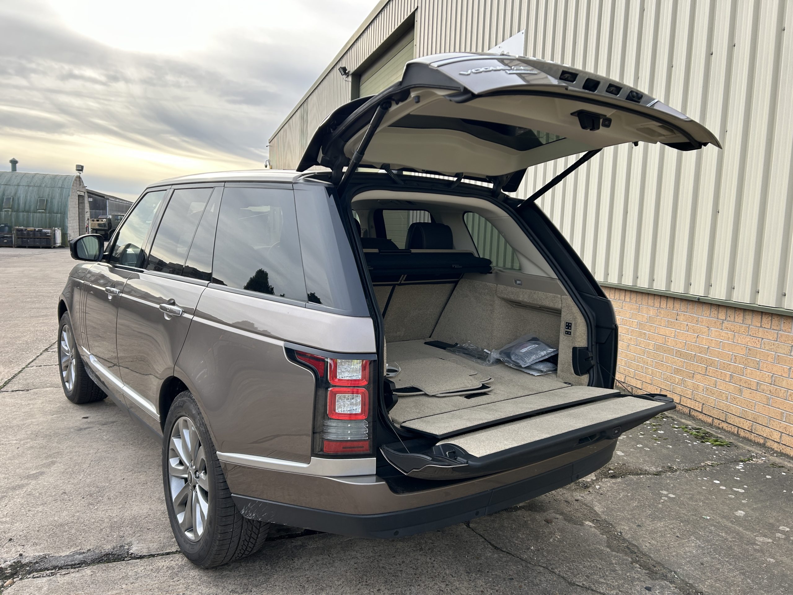 Unused Range Rover Vogue SE 5.0L V8