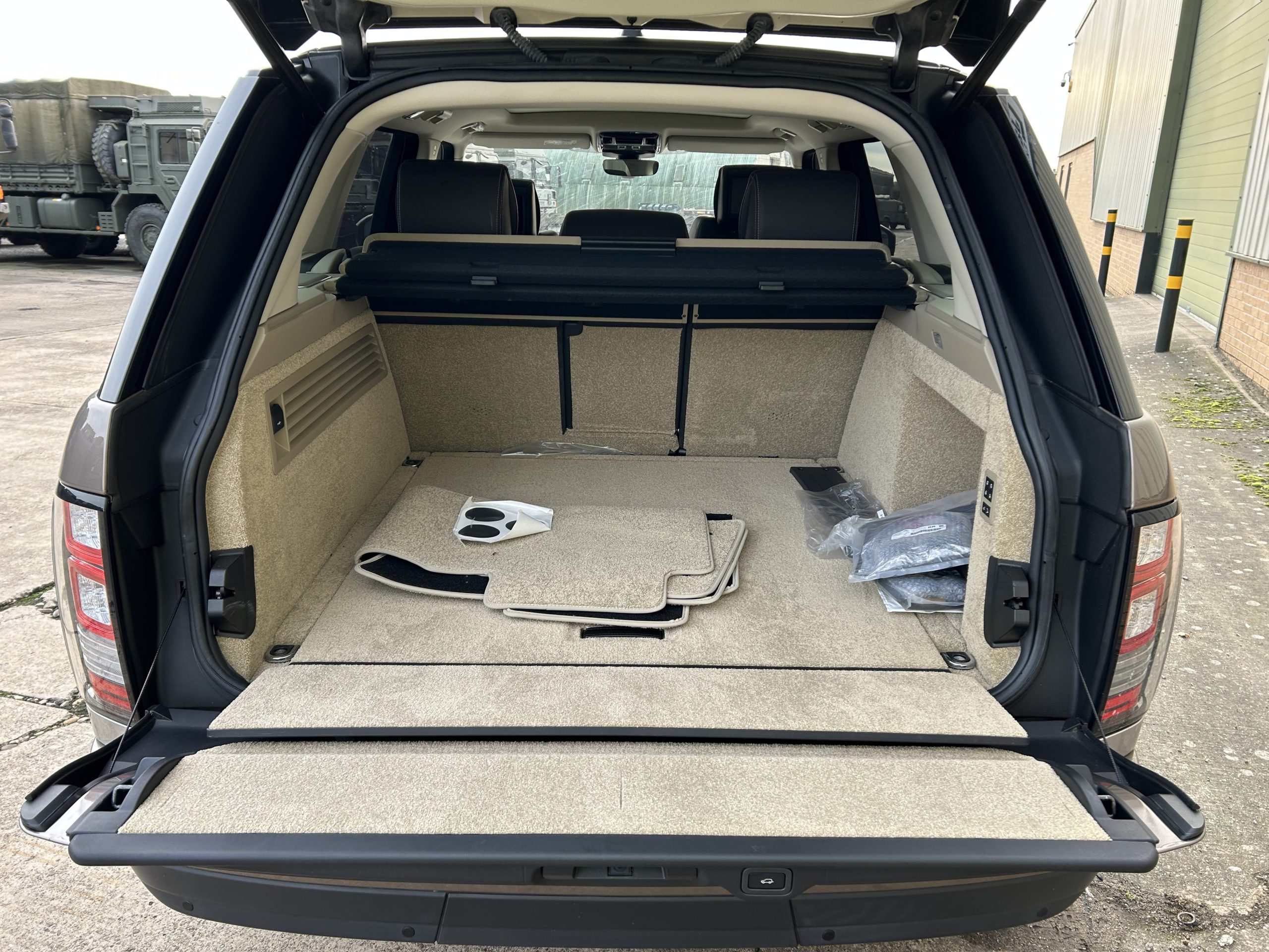 Unused Range Rover Vogue SE 5.0L V8