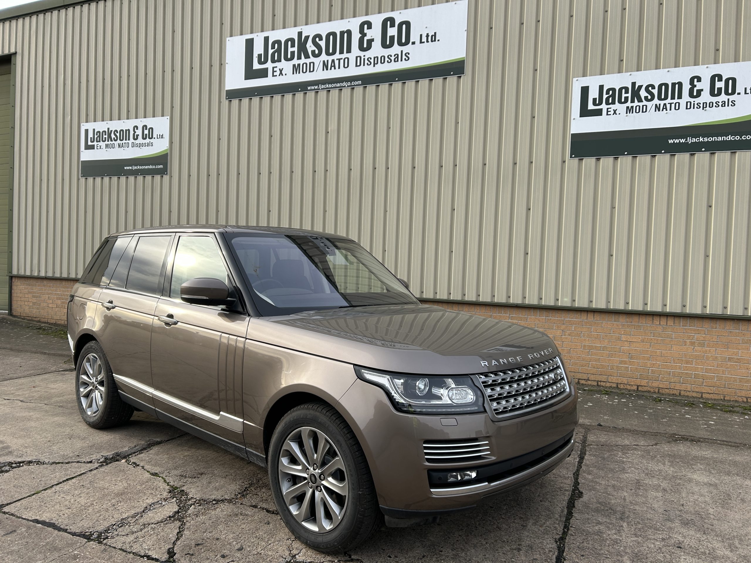 Unused Range Rover Vogue SE 5.0L V8
