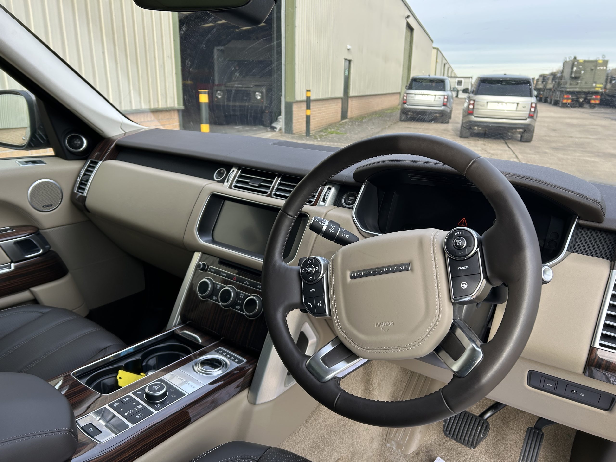 Unused Range Rover Vogue SE 5.0L V8