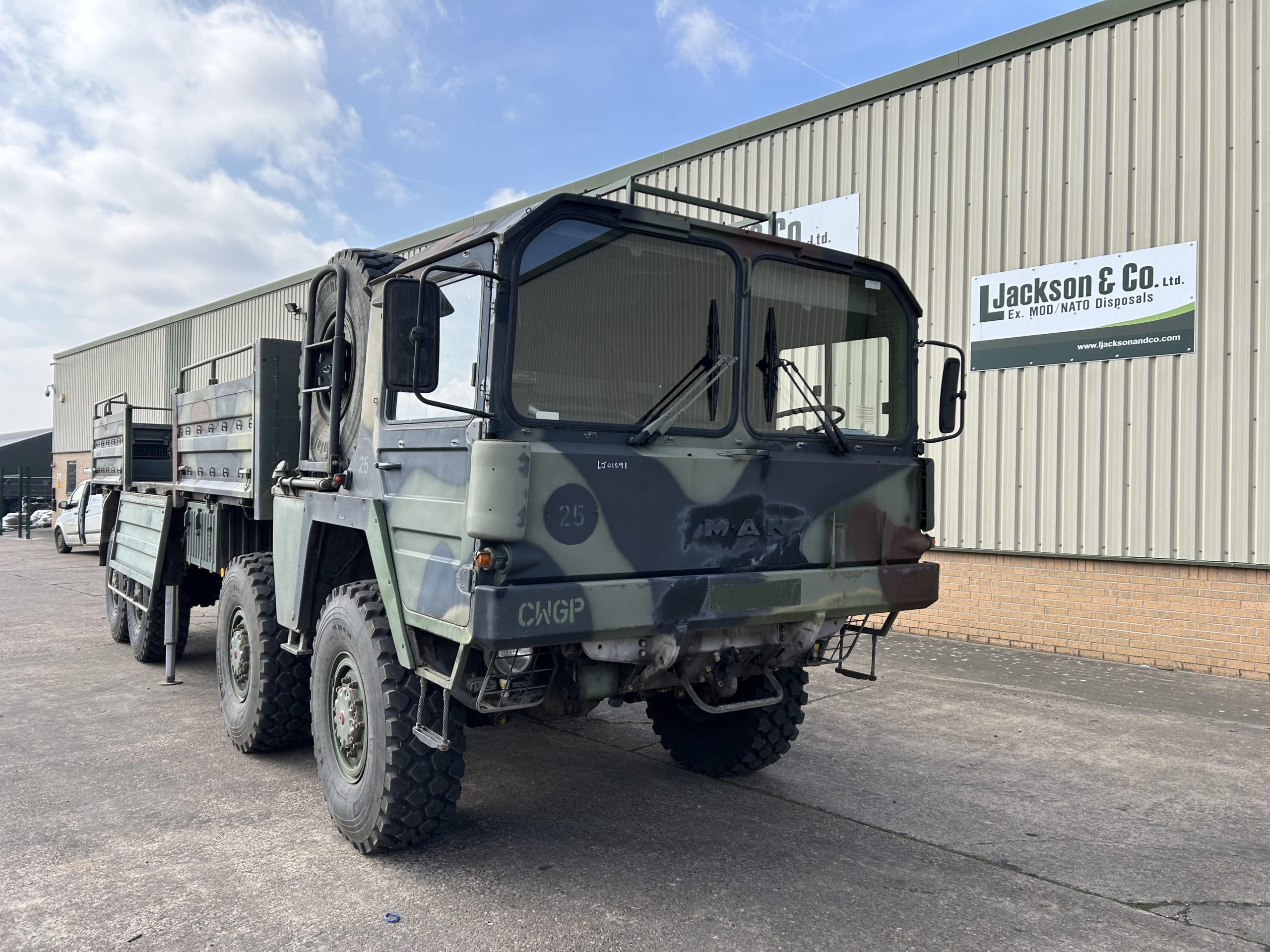 MAN 464 8×8 Cargo Truck With Crane