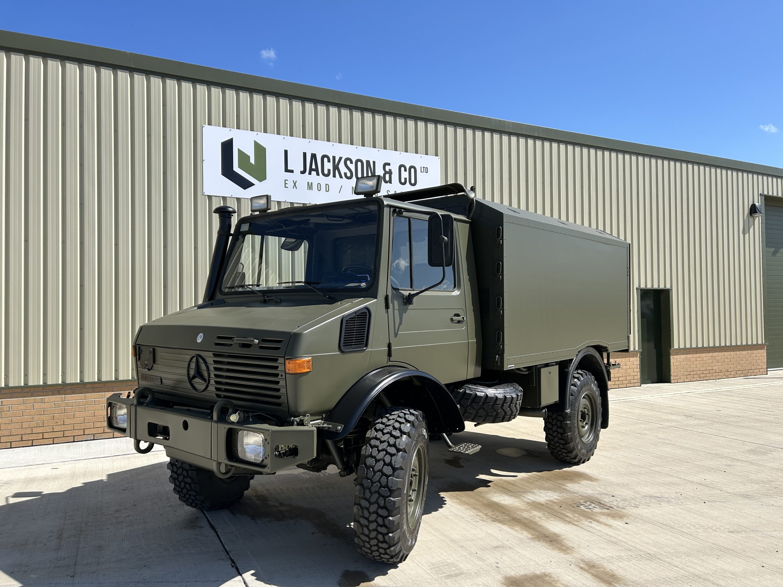 Mercedes Unimog U1550L 4×4 Box Truck