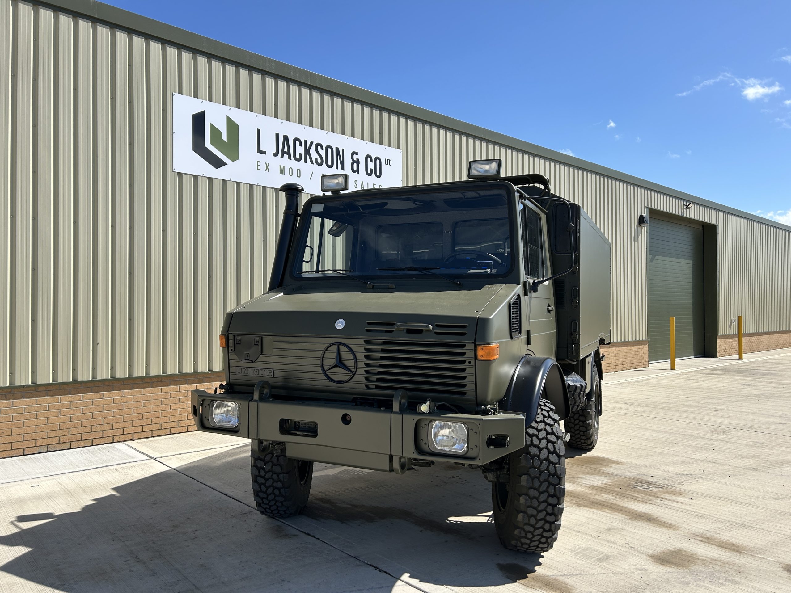 Mercedes Unimog U1550L 4×4 Box Truck
