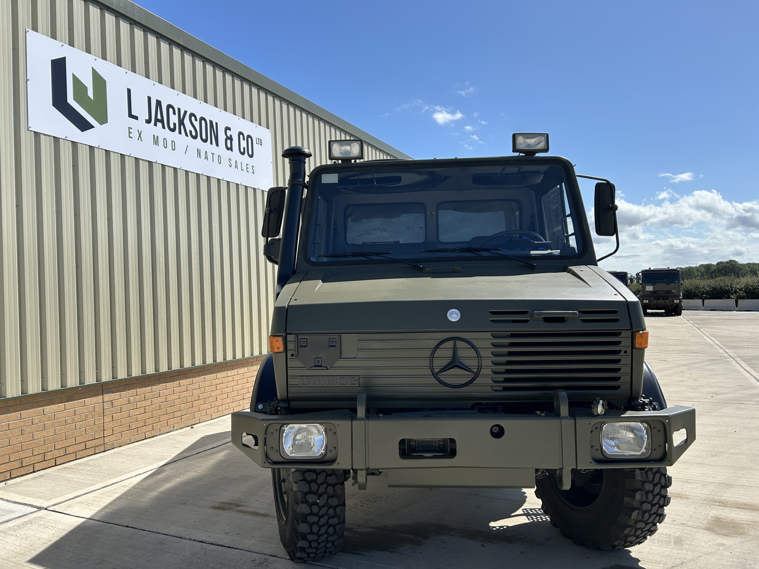 Mercedes Unimog U1550L 4×4 Box Truck