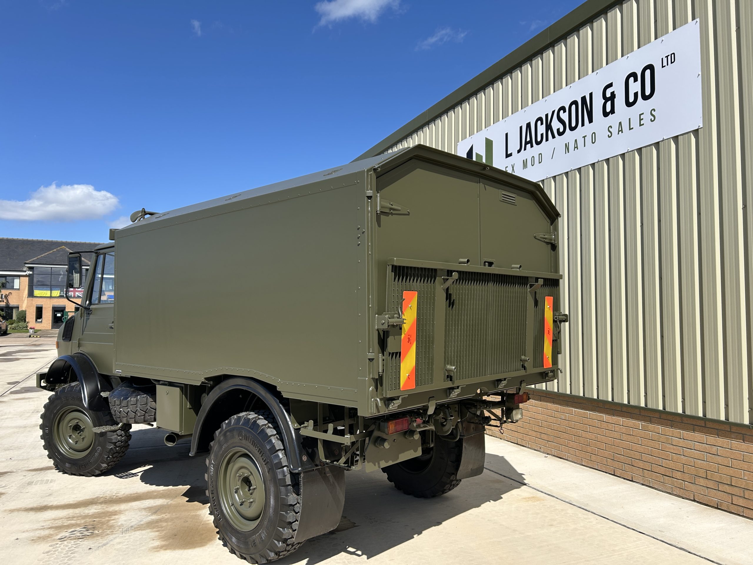 Mercedes Unimog U1550L 4×4 Box Truck