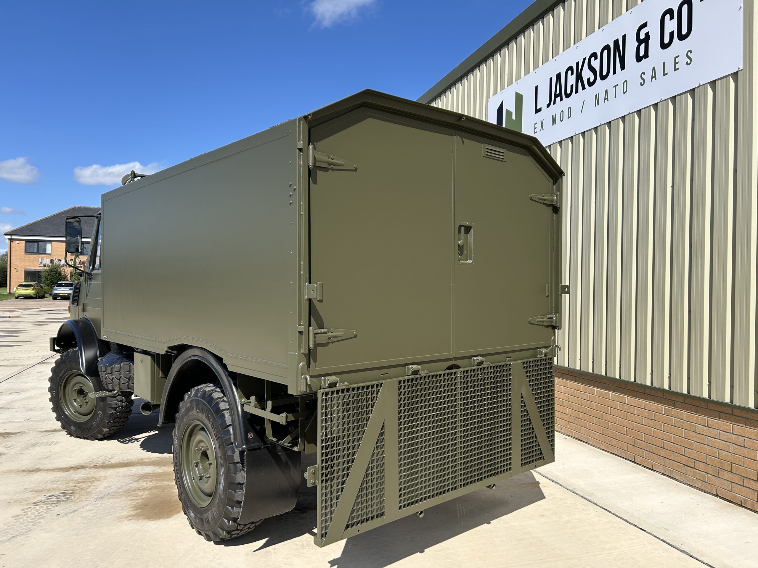 Mercedes Unimog U1550L 4×4 Box Truck