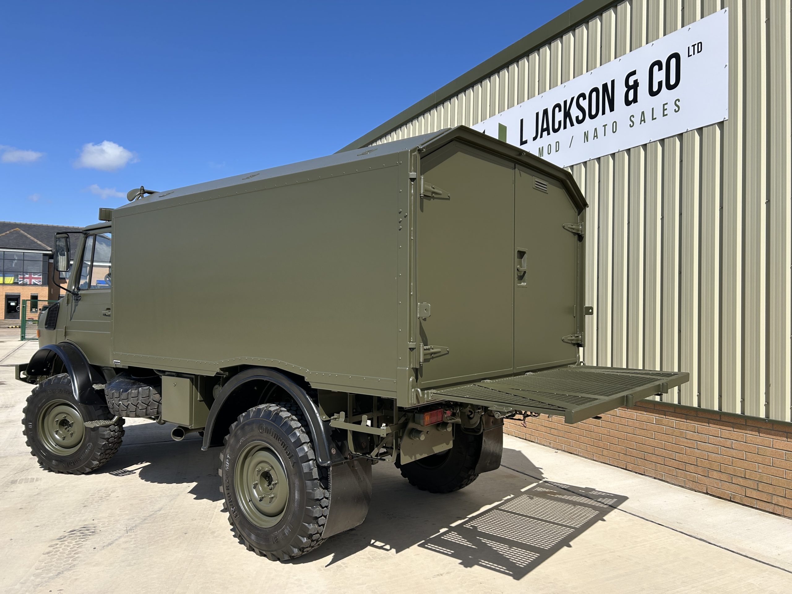 Mercedes Unimog U1550L 4×4 Box Truck