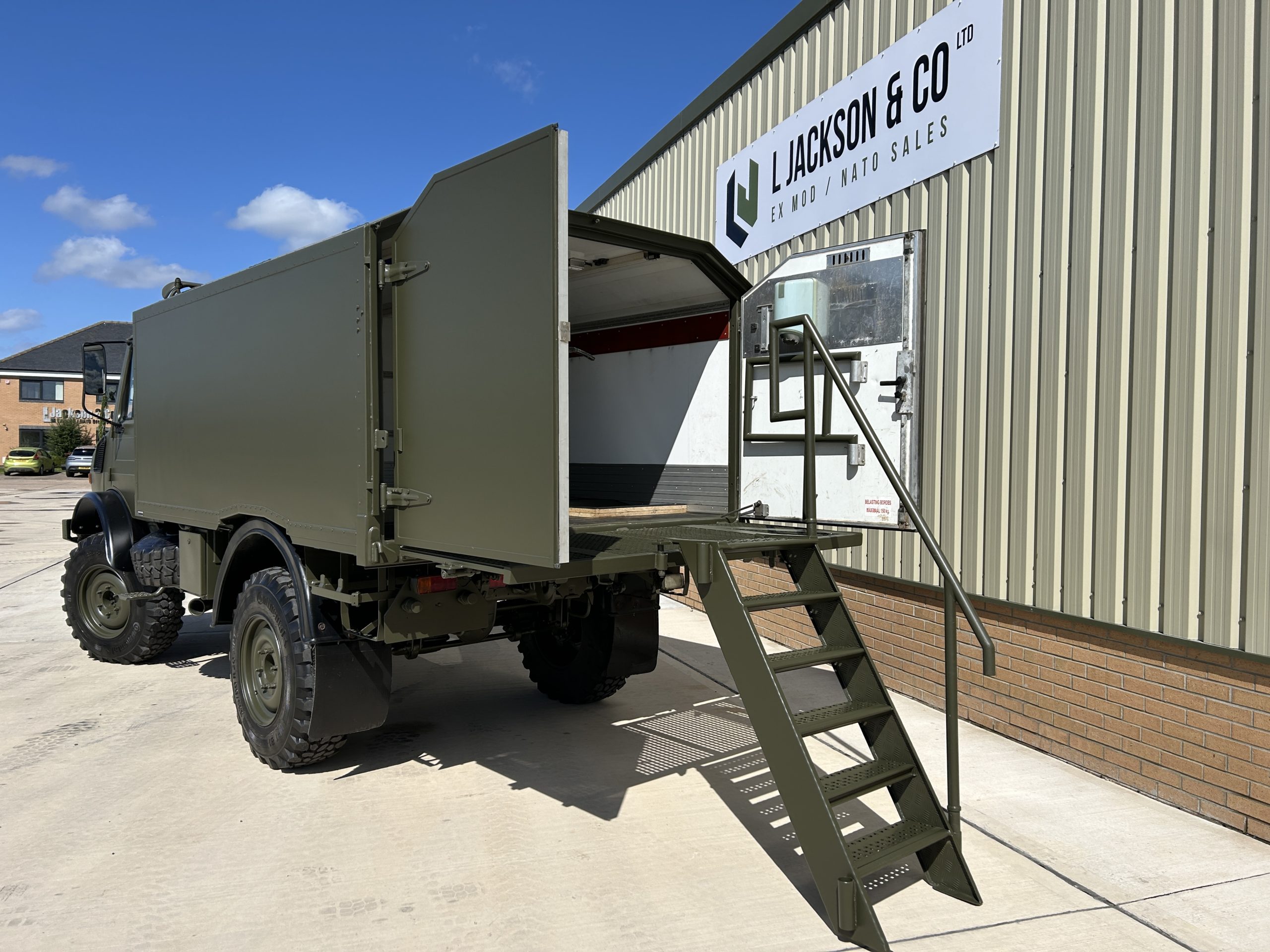Mercedes Unimog U1550L 4×4 Box Truck