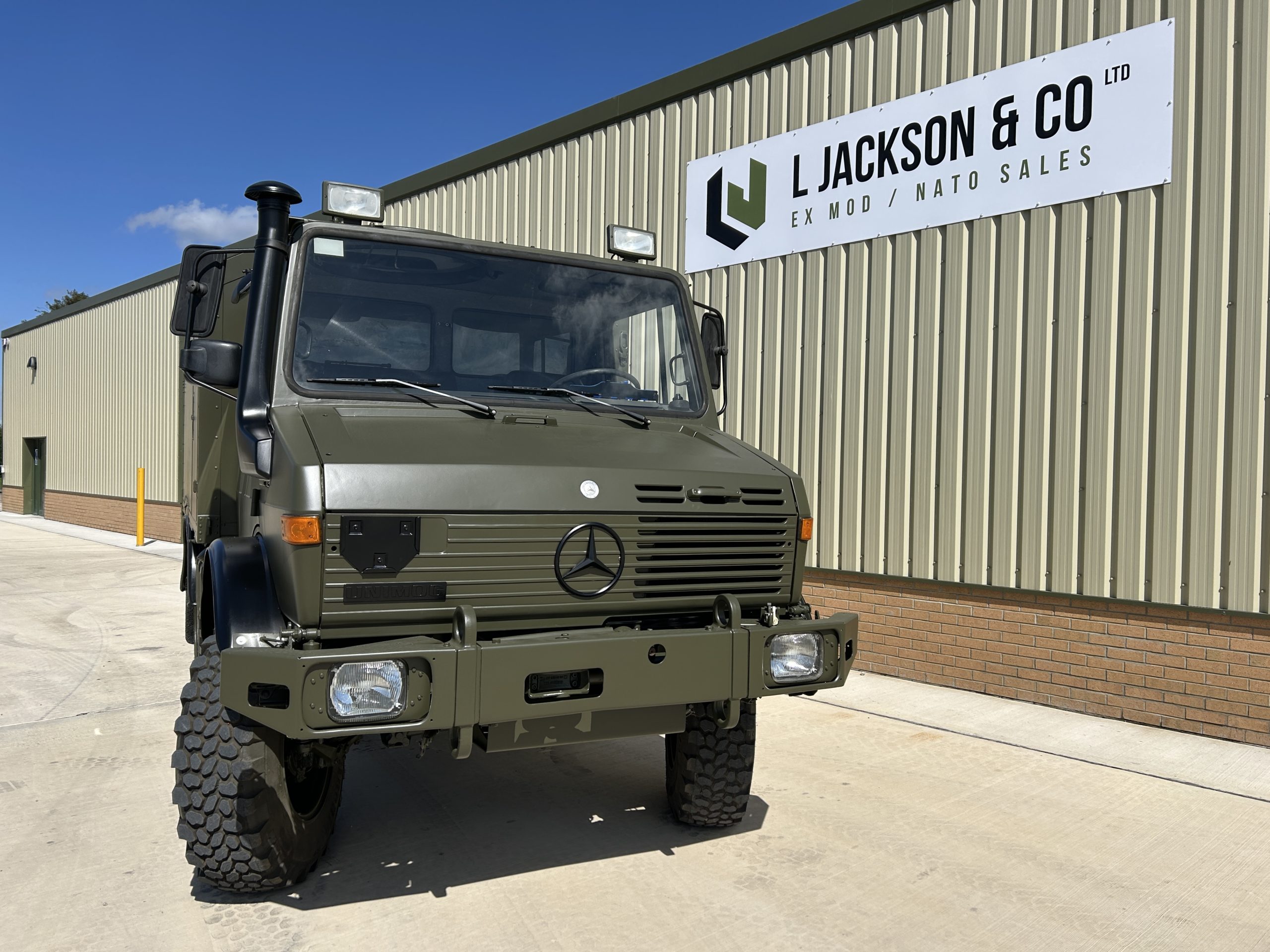 Mercedes Unimog U1550L 4×4 Box Truck