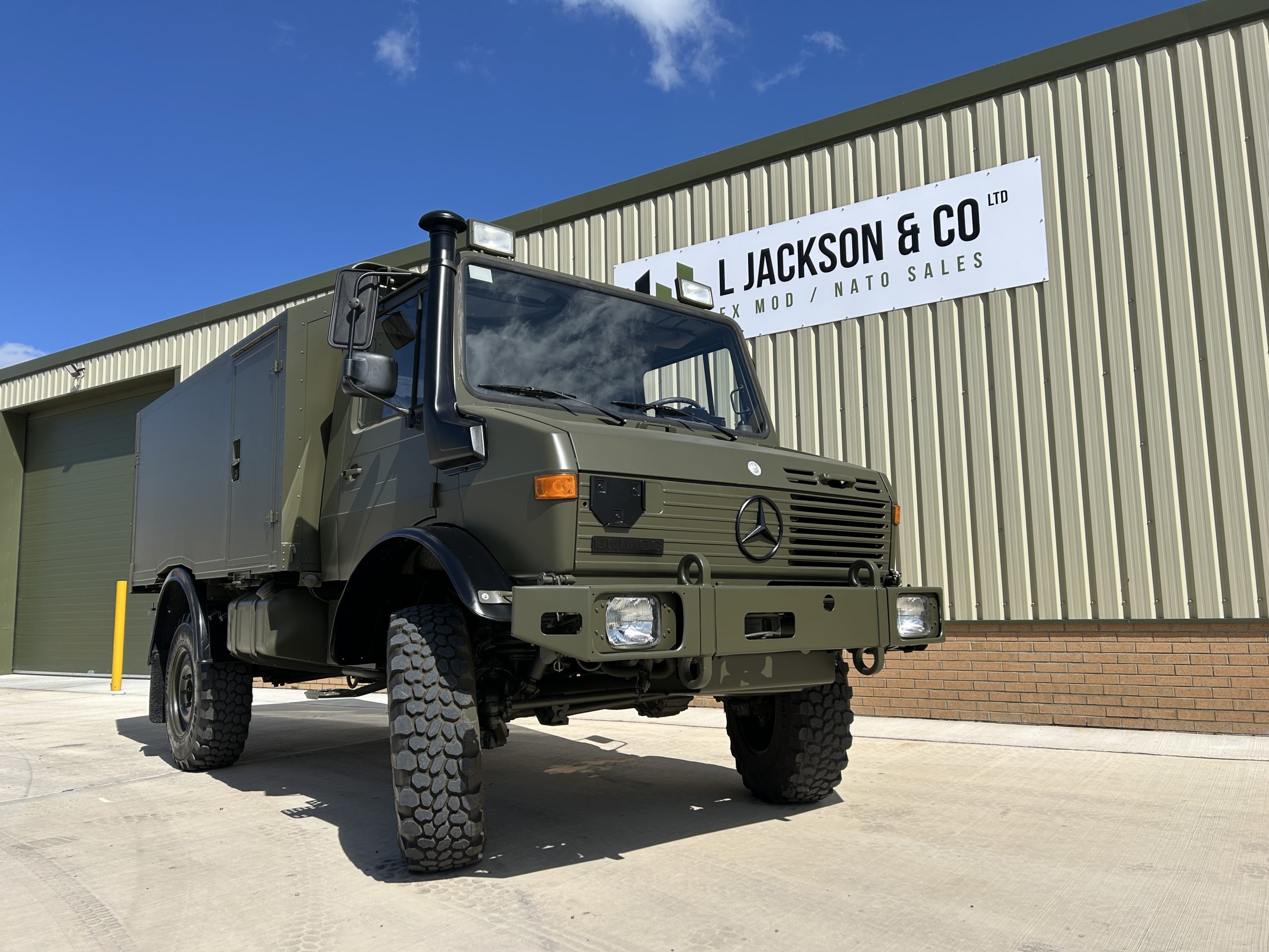 Mercedes Unimog U1550L 4×4 Box Truck