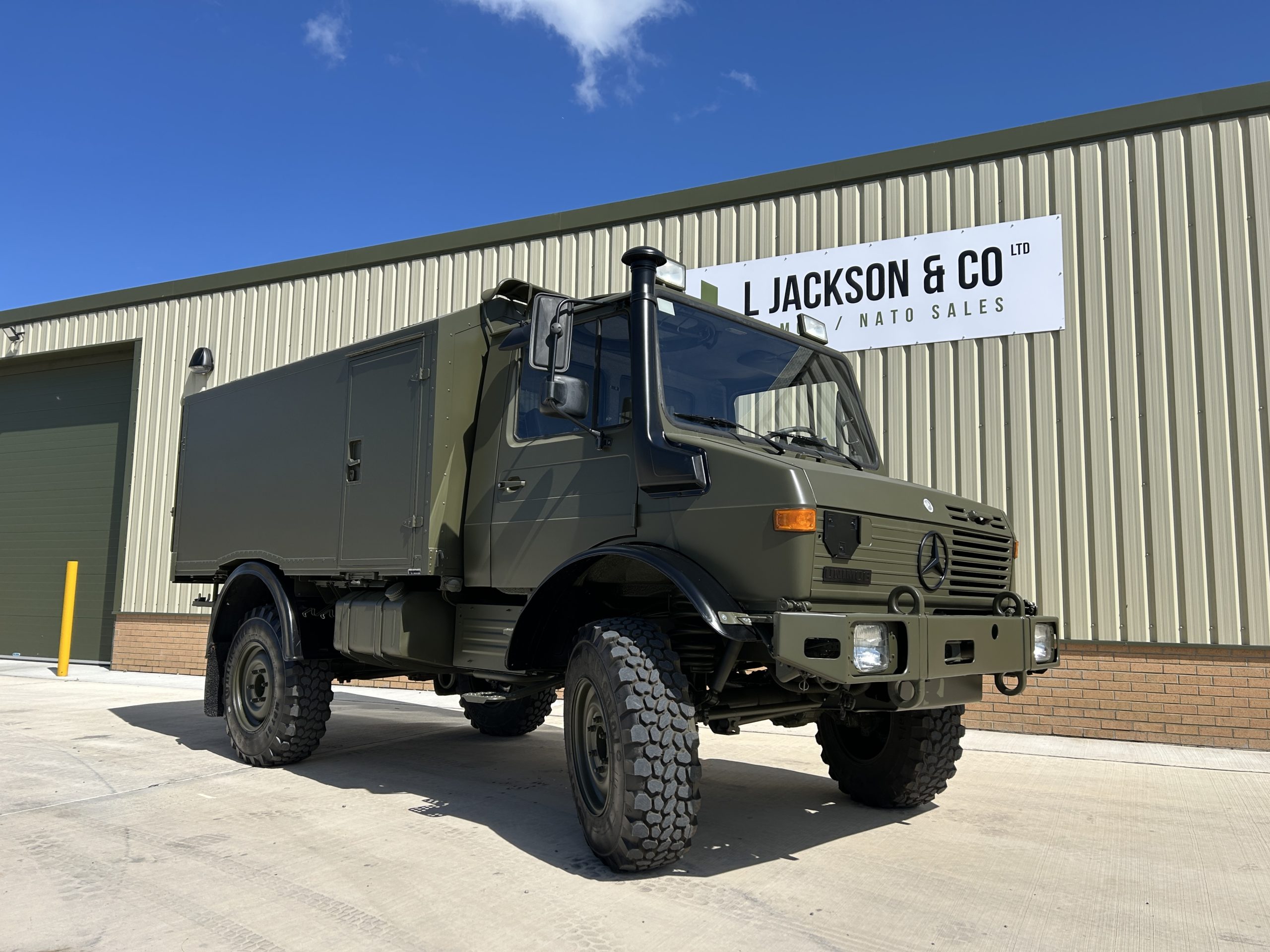 Mercedes Unimog U1550L 4×4 Box Truck