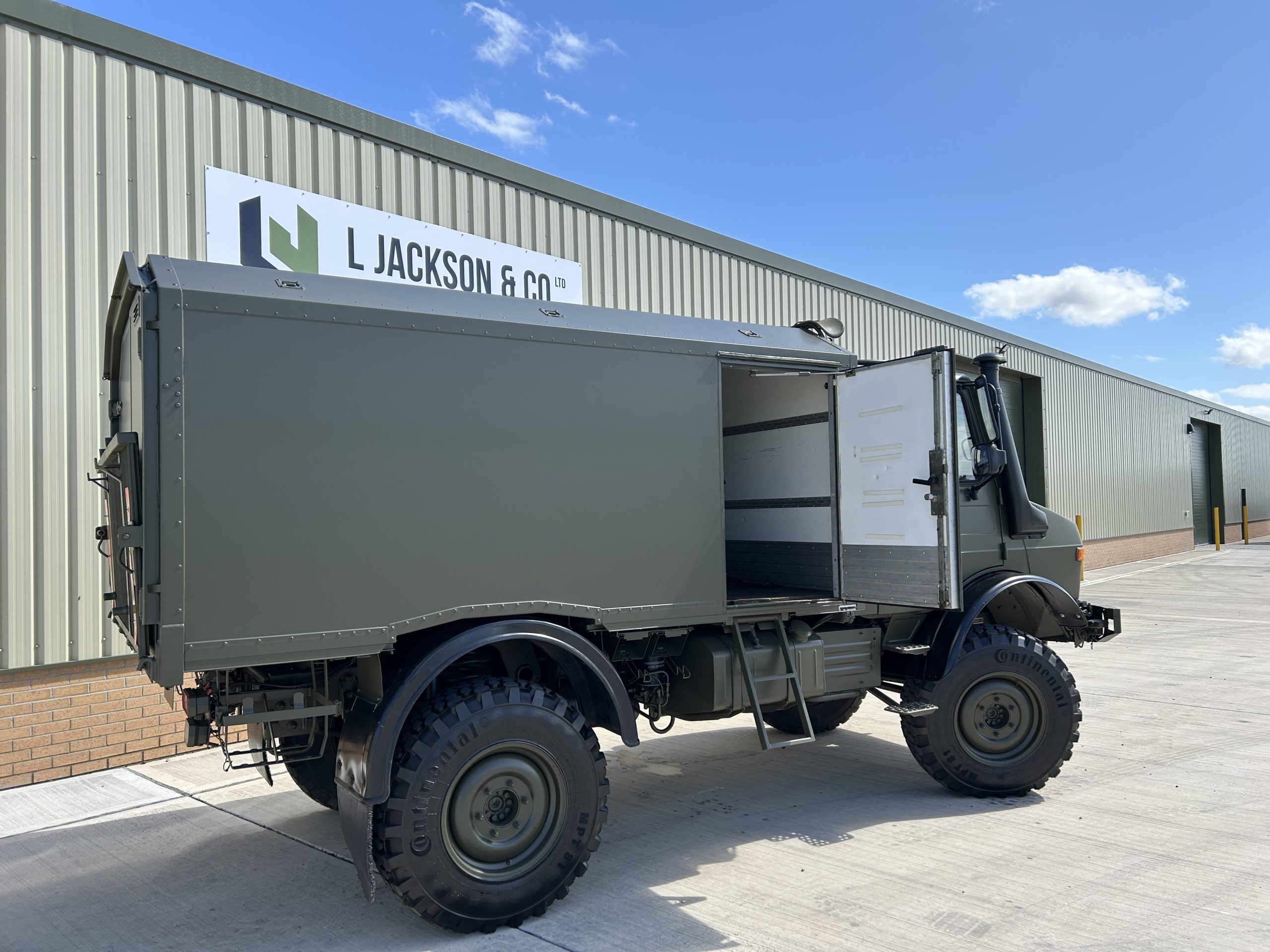 Mercedes Unimog U1550L 4×4 Box Truck