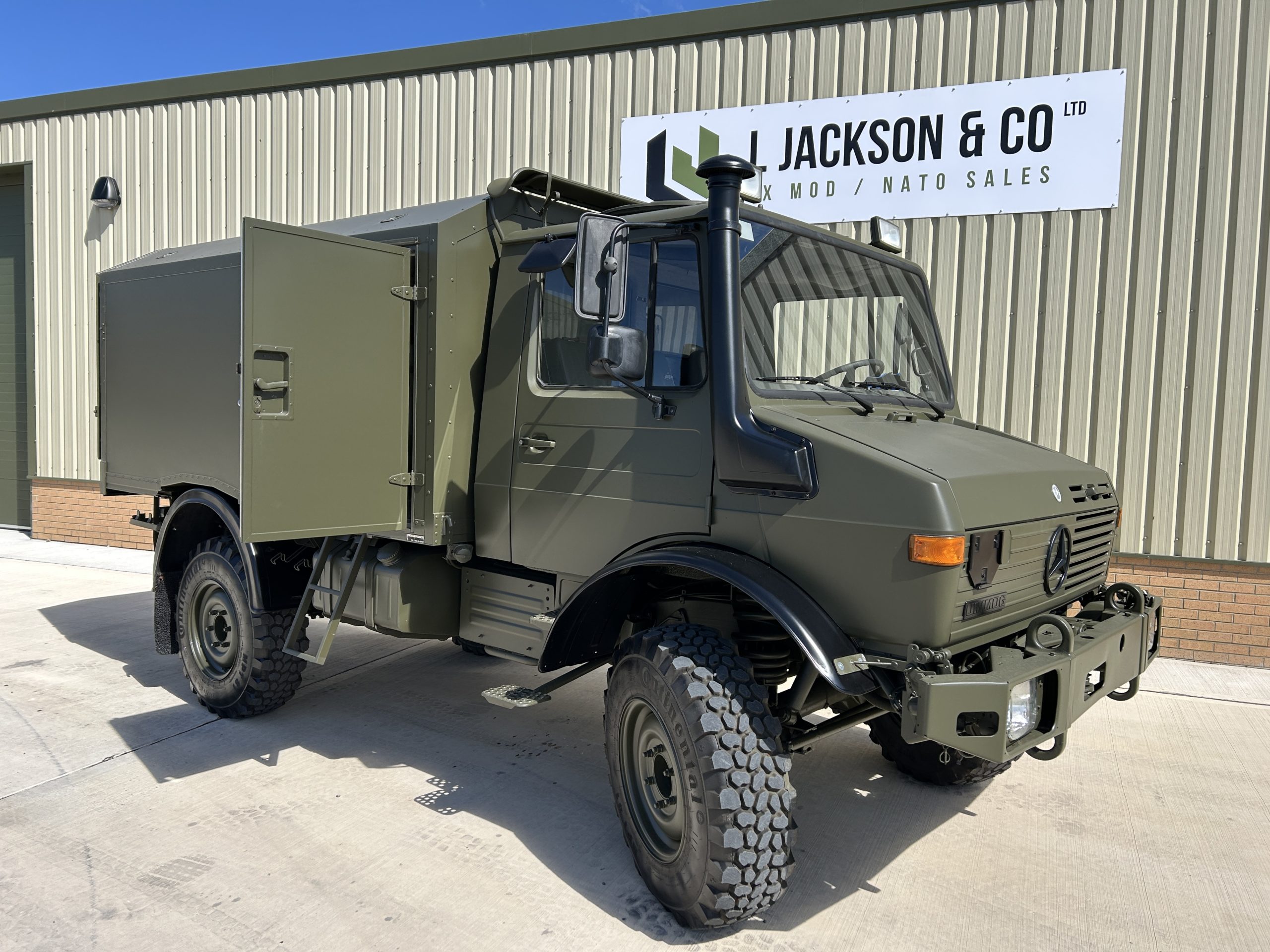 Mercedes Unimog U1550L 4×4 Box Truck