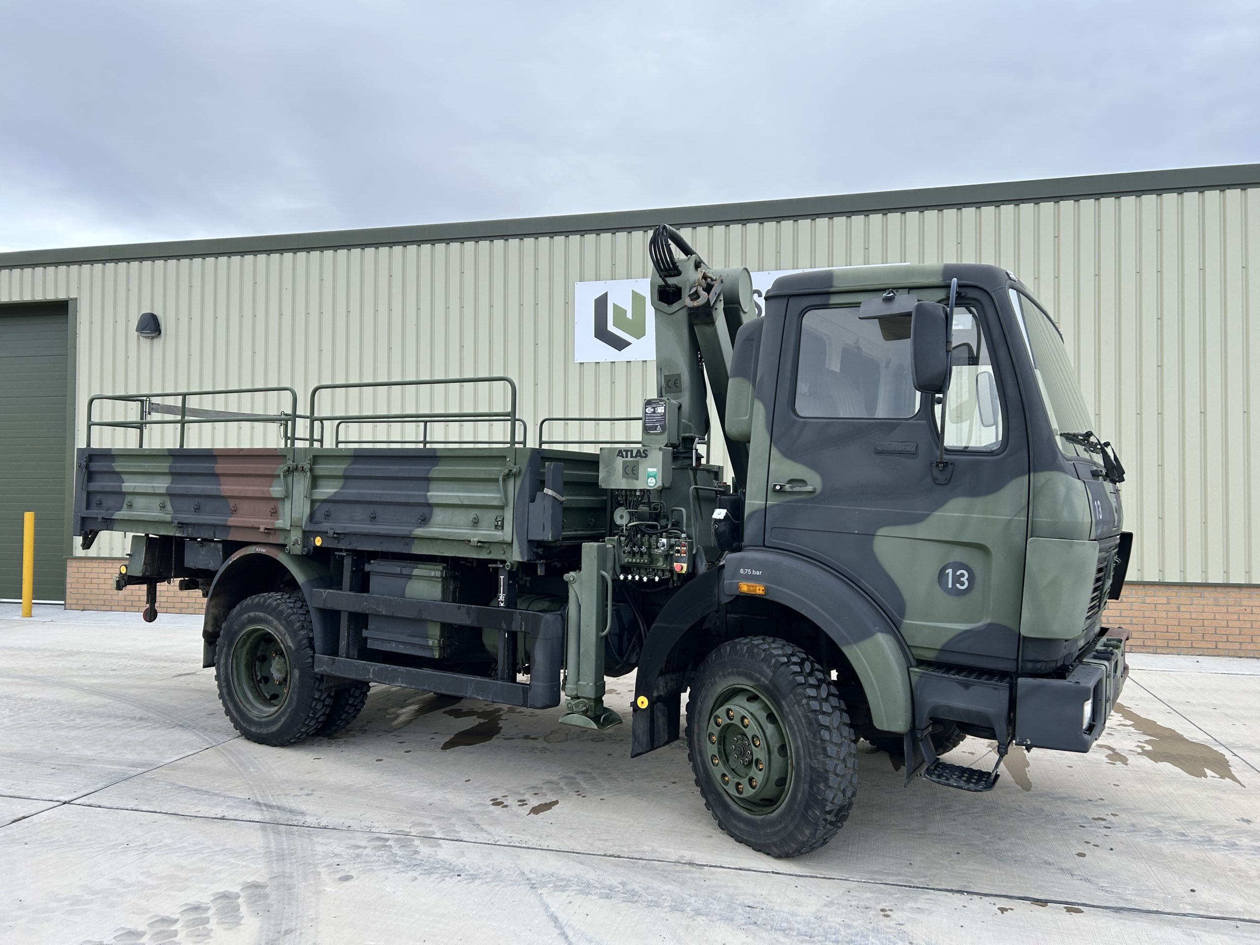 Mercedes 1017 4×4 Cargo With Crane