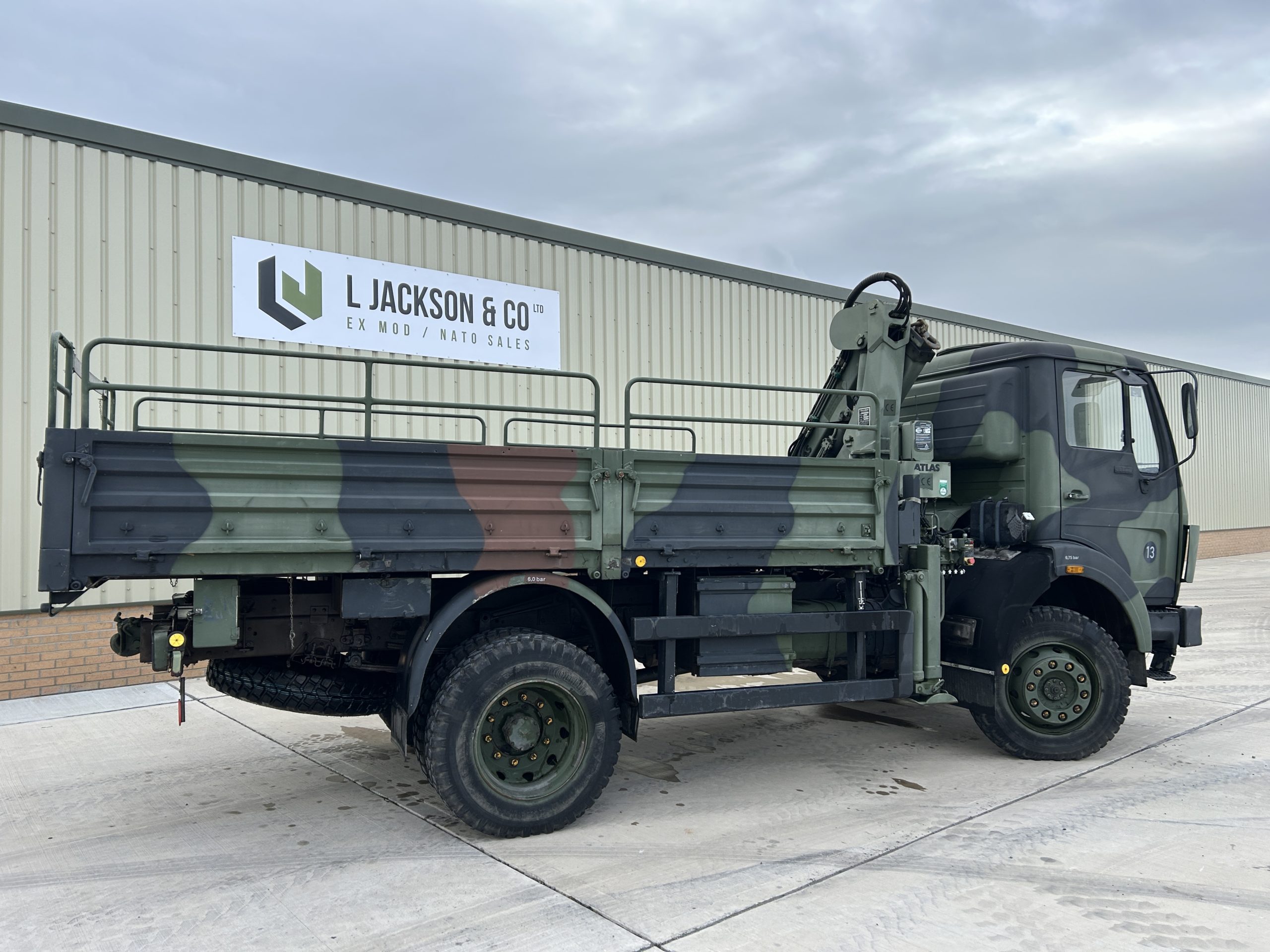Mercedes 1017 4×4 Cargo With Crane
