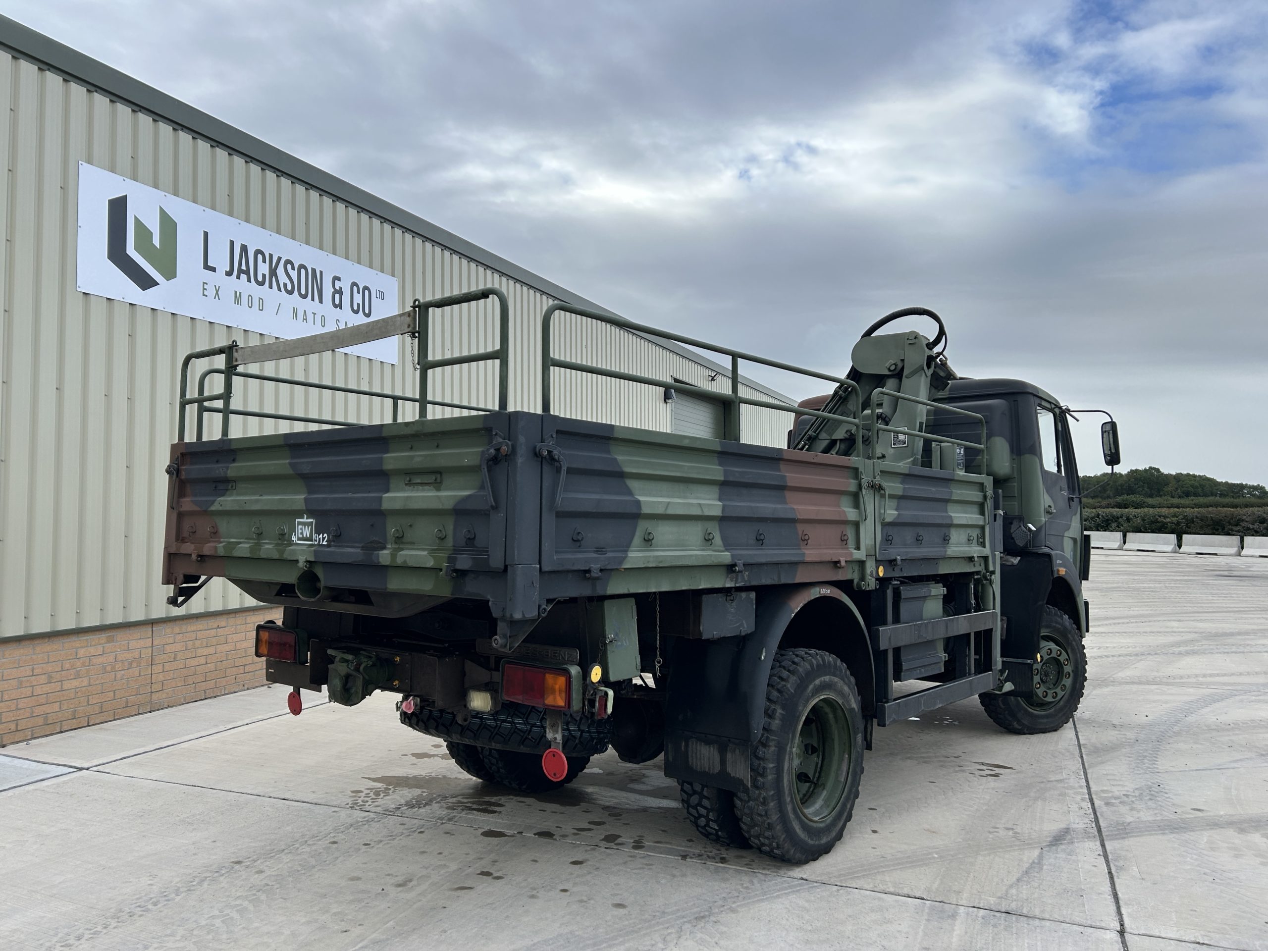 Mercedes 1017 4×4 Cargo With Crane