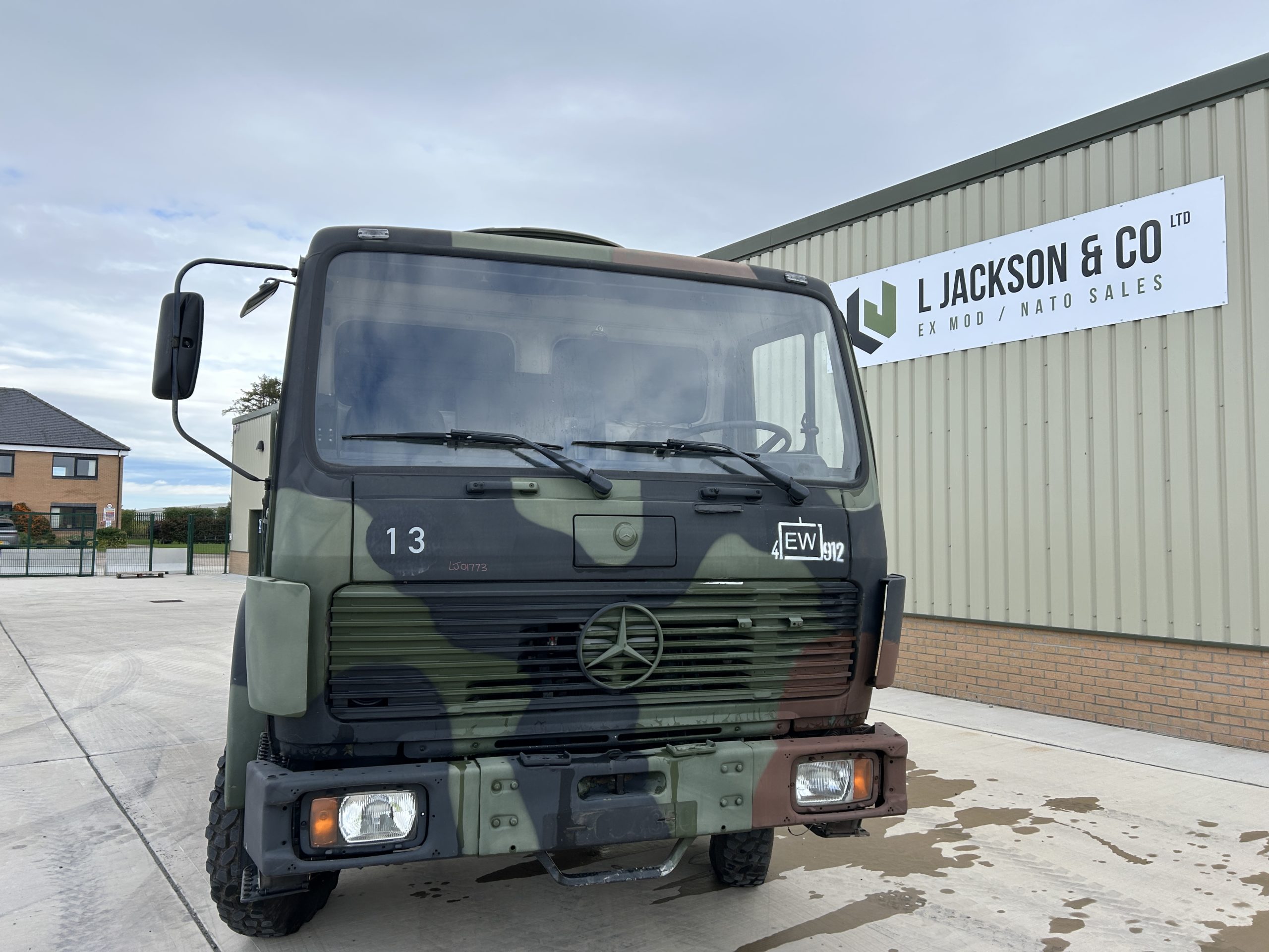 Mercedes 1017 4×4 Cargo With Crane