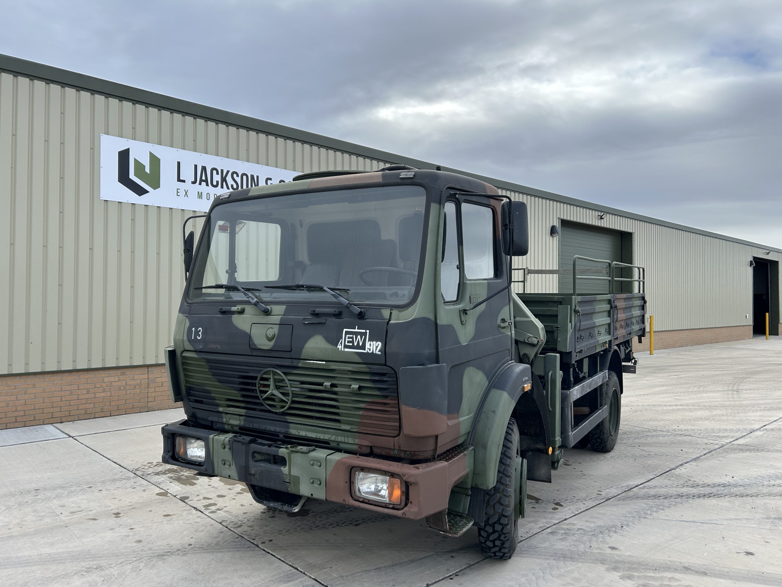 Mercedes 1017 4×4 Cargo With Crane